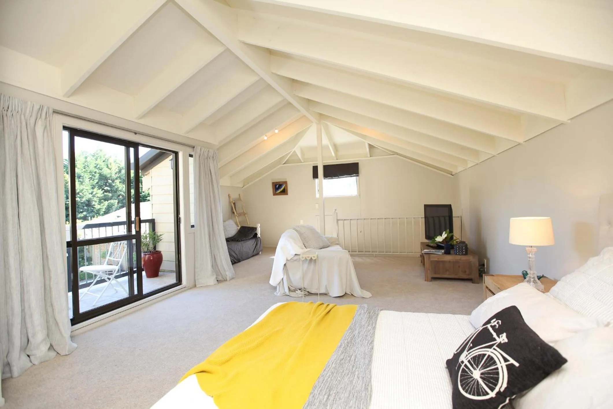 Living room, Bed in Cedar Park Bed & Breakfast