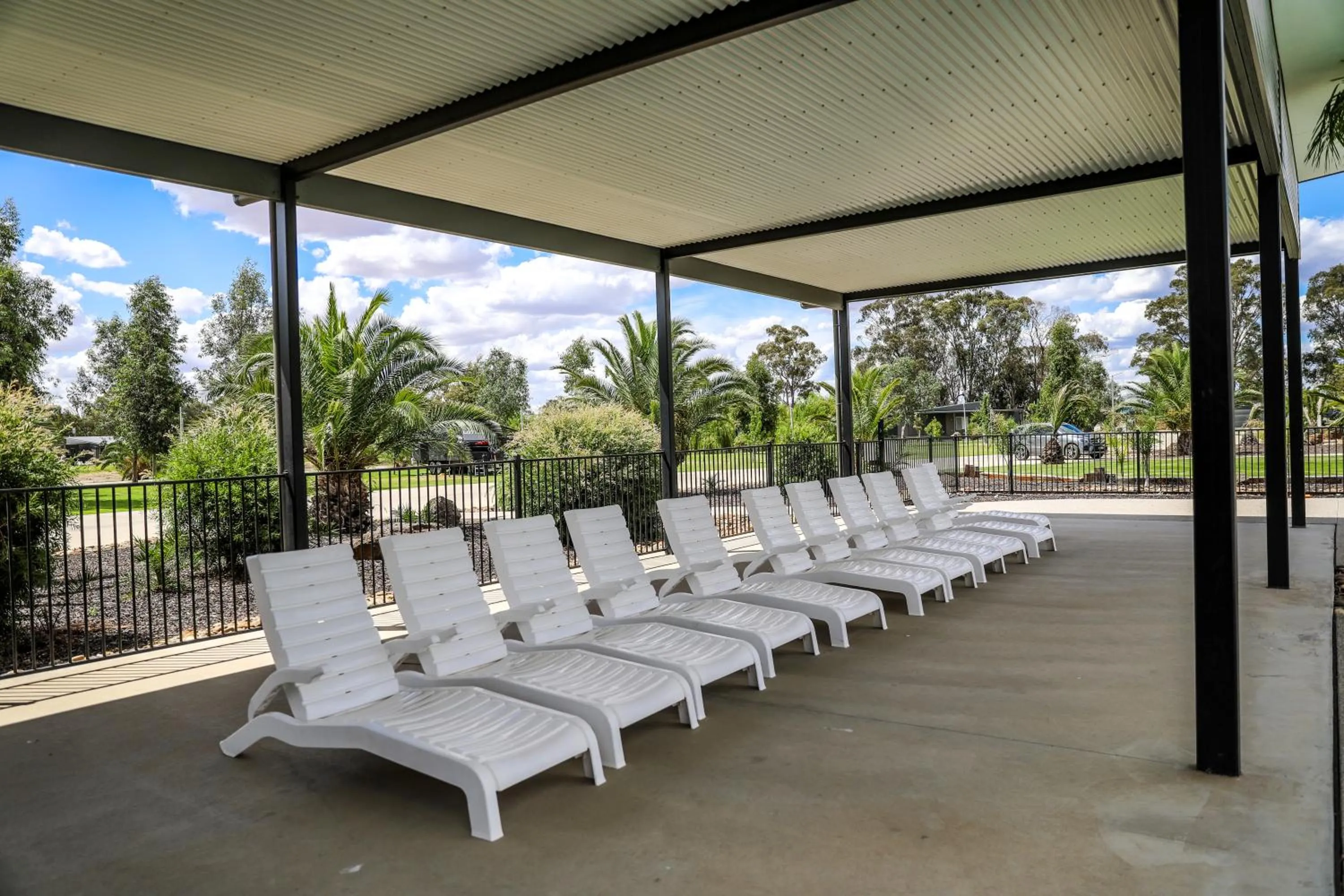 Swimming pool in Discovery Parks - Moama Waters