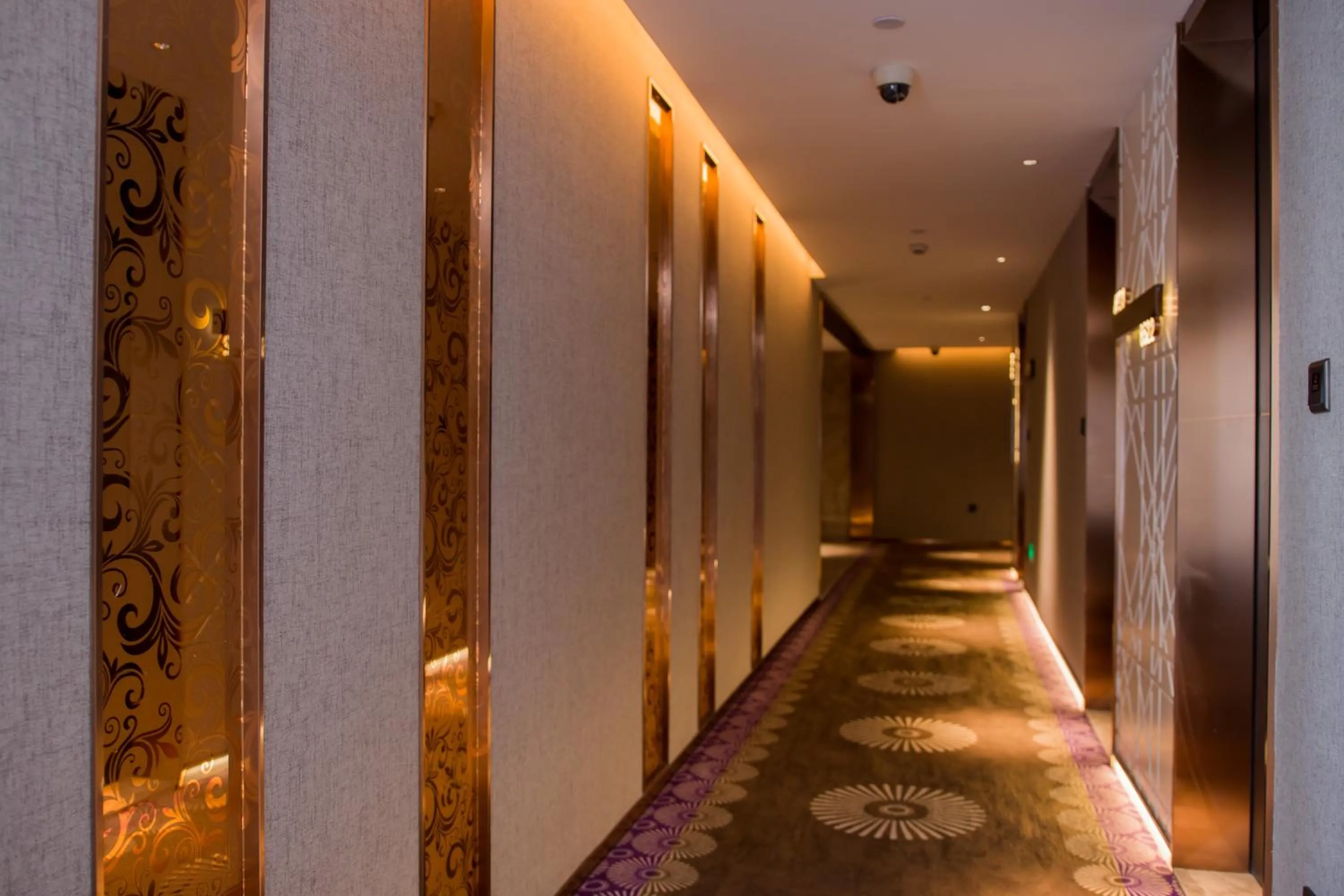 People in Yitel Premium (Shanghai Nanjing Road Pedestrian Street)