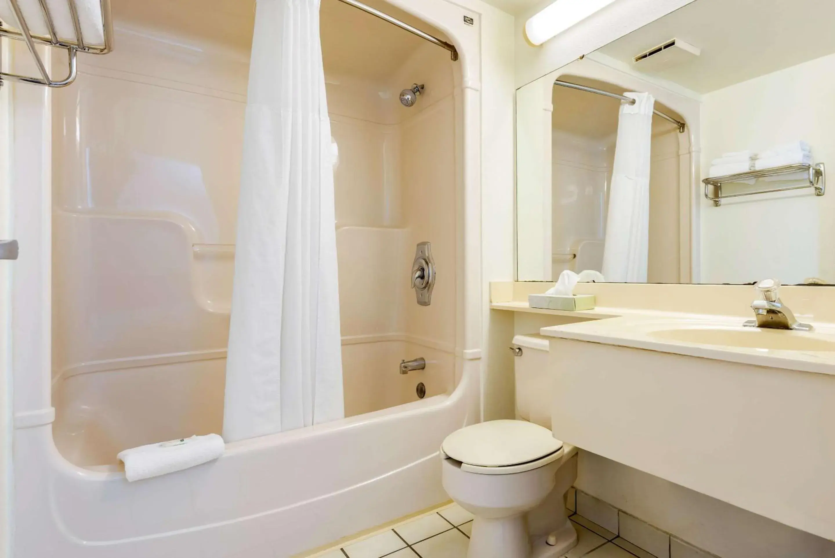 King Room - Smoking in Quality Inn Falconer - Jamestown King Room - Smoking in Quality Inn Falconer - Jamestown