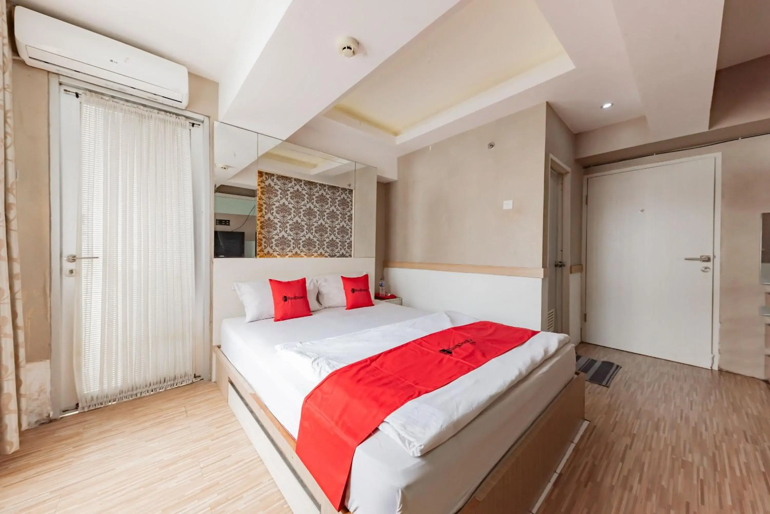 Bedroom, Bed in RedDoorz Apartment @ Jarrdin Cihampelas Bedroom, Bed in RedDoorz Apartment @ Jarrdin Cihampelas