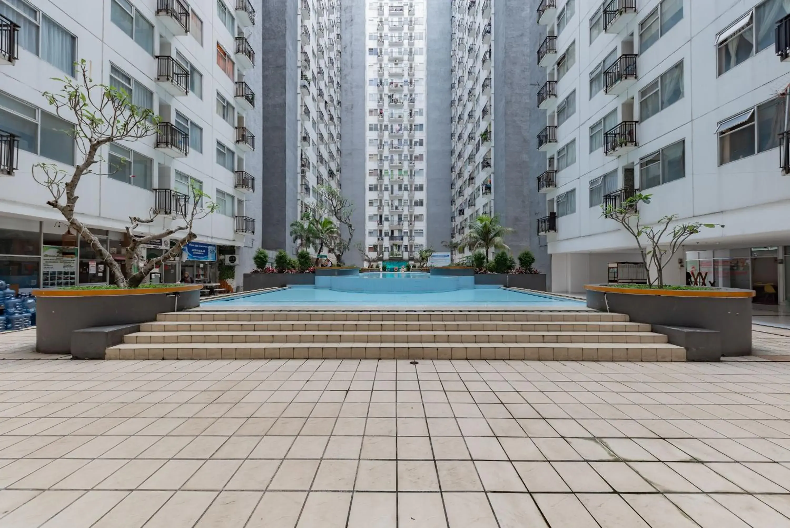 Swimming pool in RedDoorz Apartment @ Jarrdin Cihampelas Swimming pool in RedDoorz Apartment @ Jarrdin Cihampelas