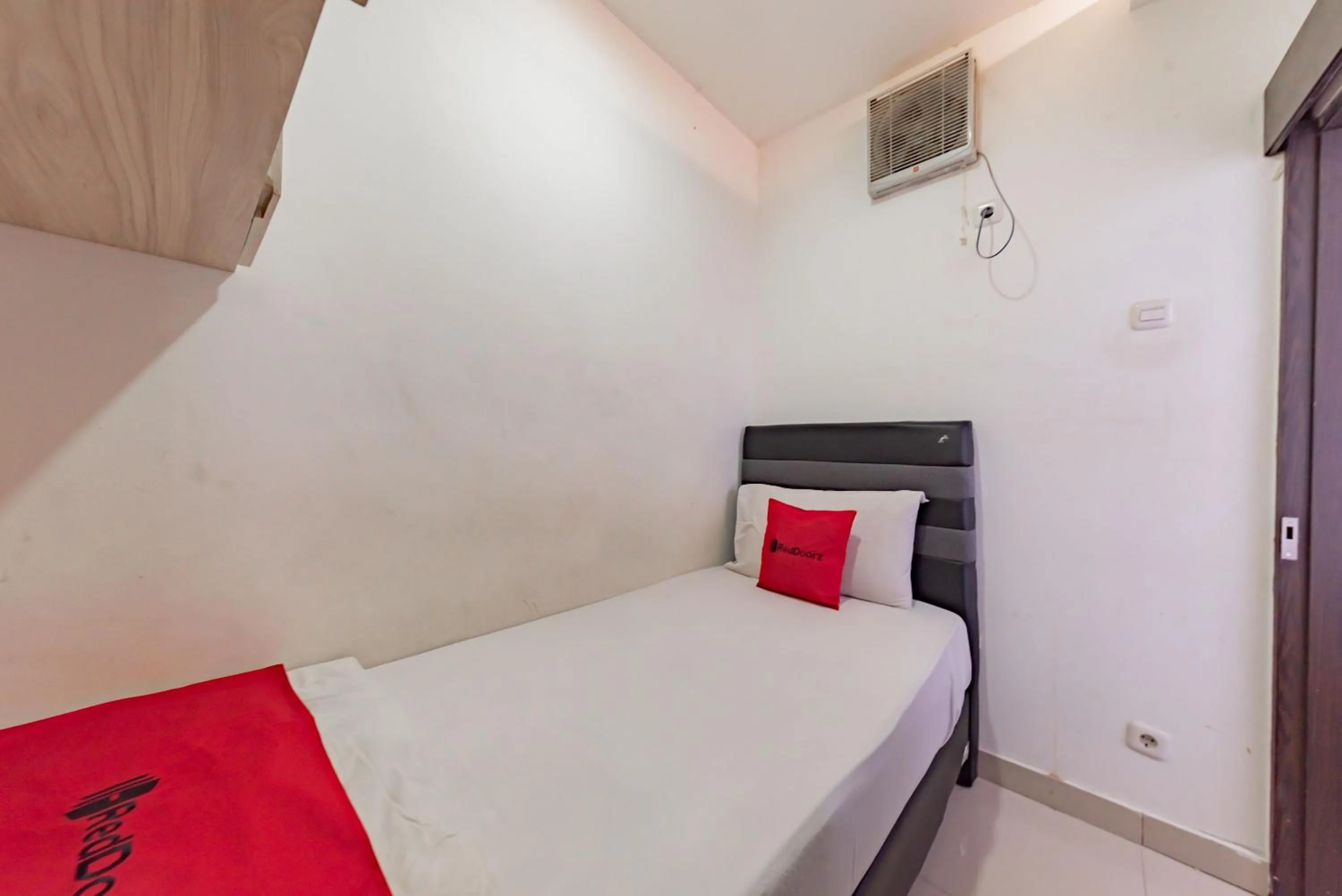 Bedroom, Bed in RedDoorz Apartment @ Jarrdin Cihampelas