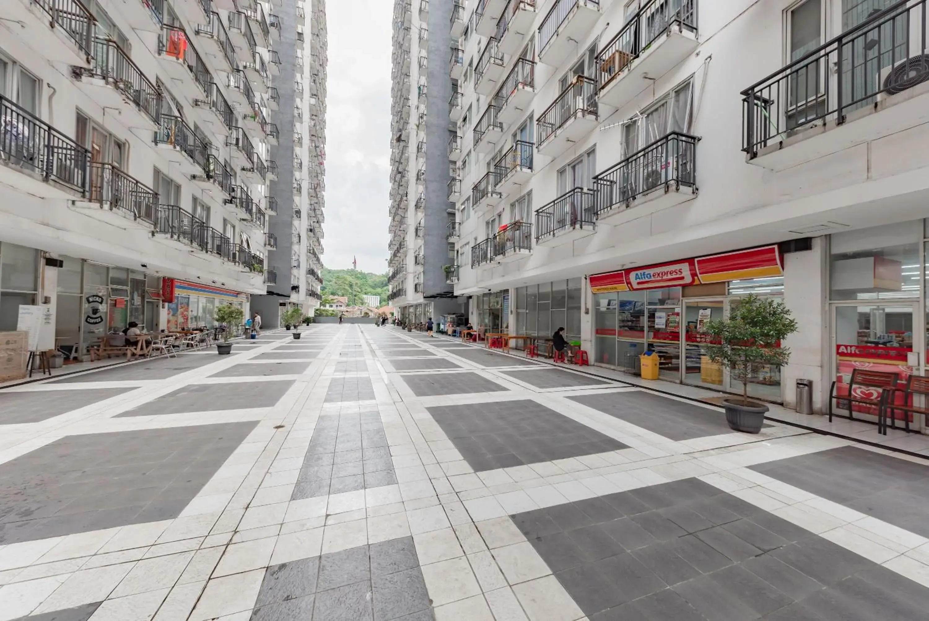 Property building in RedDoorz Apartment @ Jarrdin Cihampelas Property building in RedDoorz Apartment @ Jarrdin Cihampelas