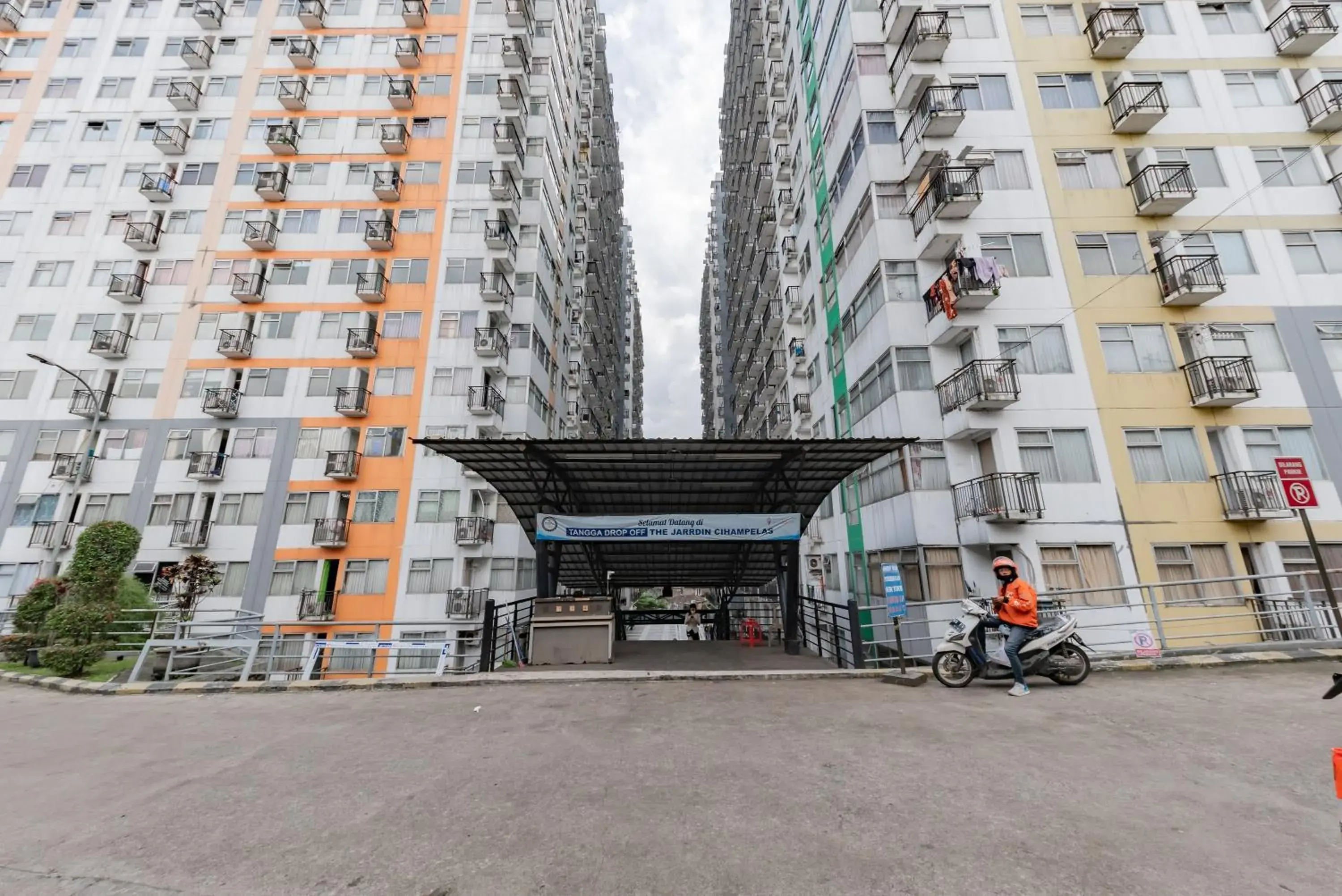 Property building in RedDoorz Apartment @ Jarrdin Cihampelas Property building in RedDoorz Apartment @ Jarrdin Cihampelas