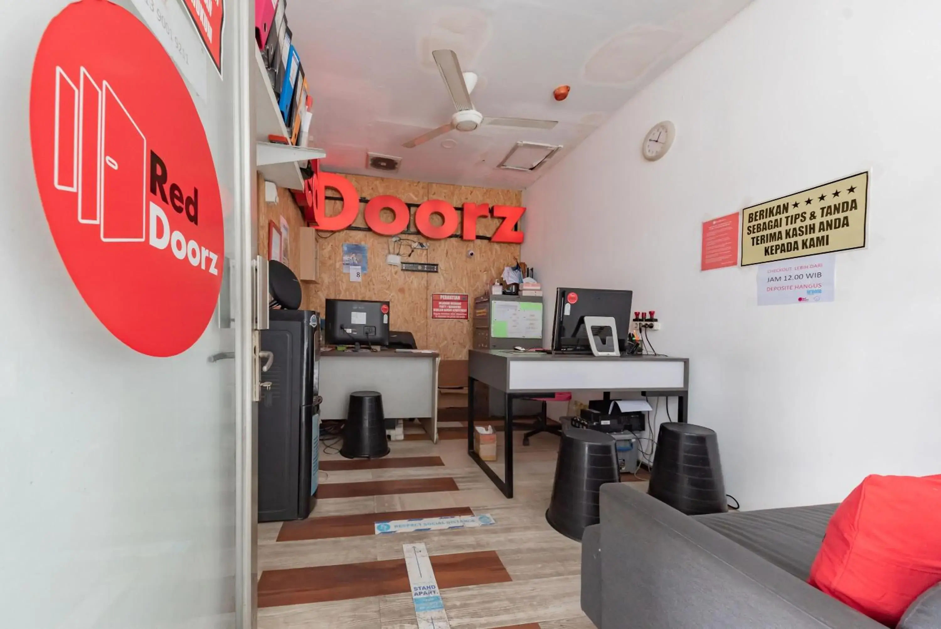 Lobby or reception in RedDoorz Apartment @ Jarrdin Cihampelas Lobby or reception in RedDoorz Apartment @ Jarrdin Cihampelas