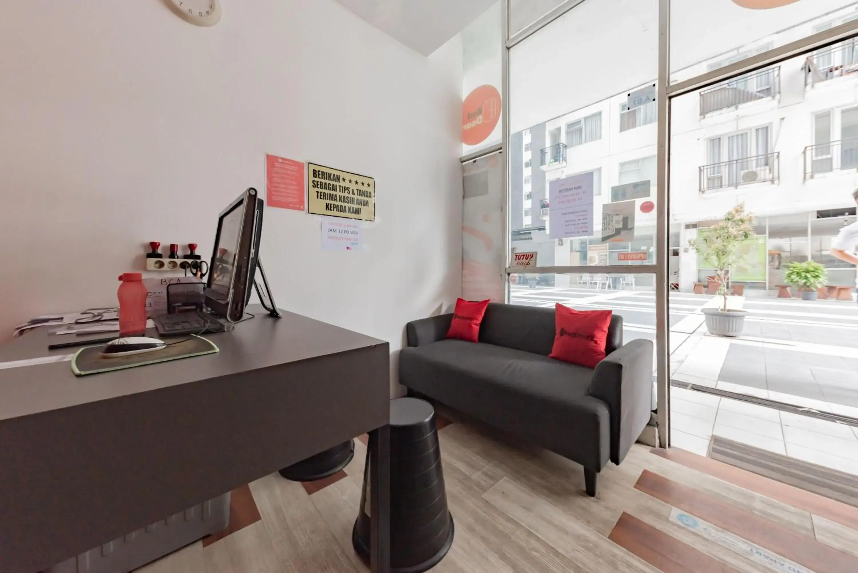 Lobby or reception in RedDoorz Apartment @ Jarrdin Cihampelas Lobby or reception in RedDoorz Apartment @ Jarrdin Cihampelas