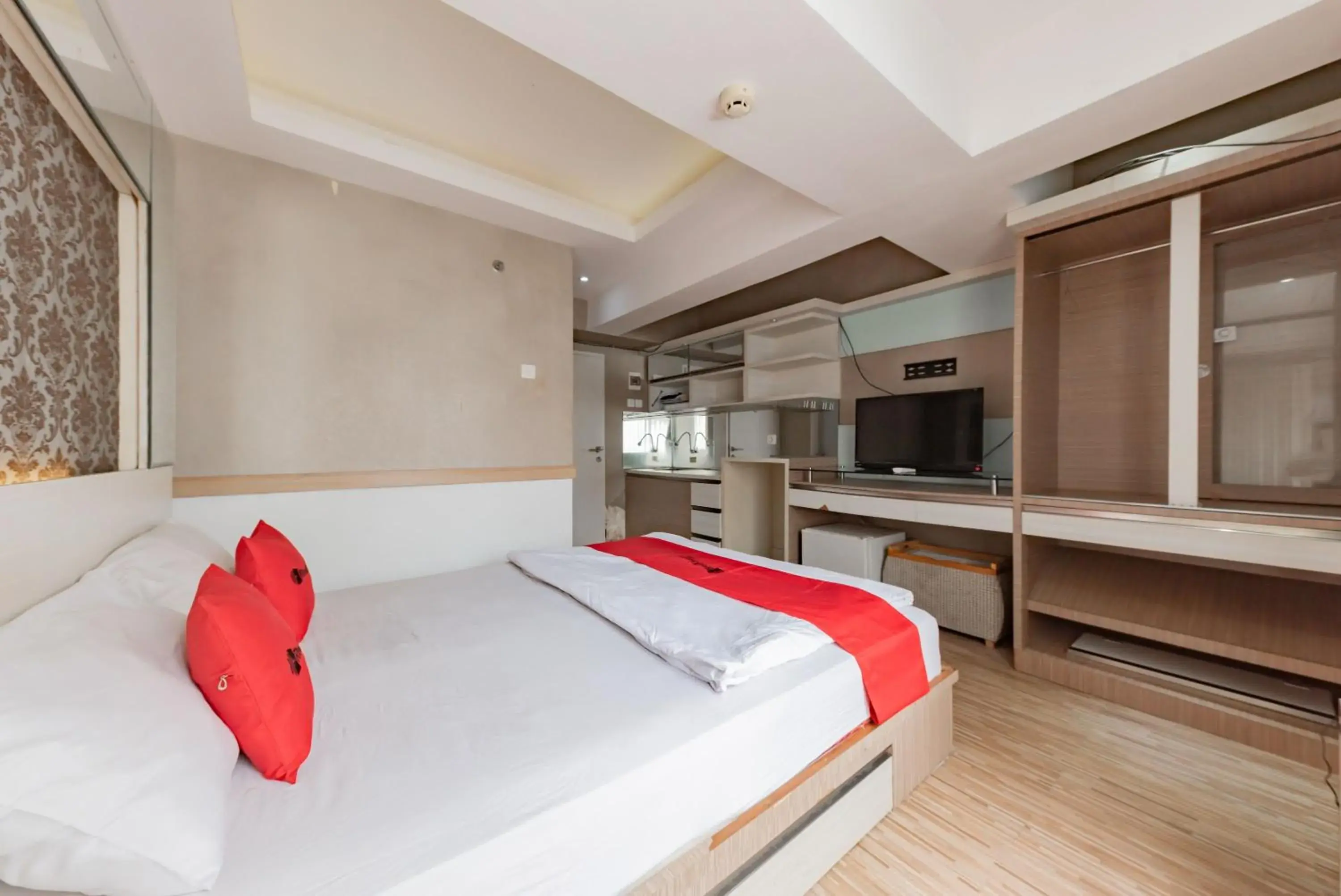 Bedroom, Bed in RedDoorz Apartment @ Jarrdin Cihampelas Bedroom, Bed in RedDoorz Apartment @ Jarrdin Cihampelas