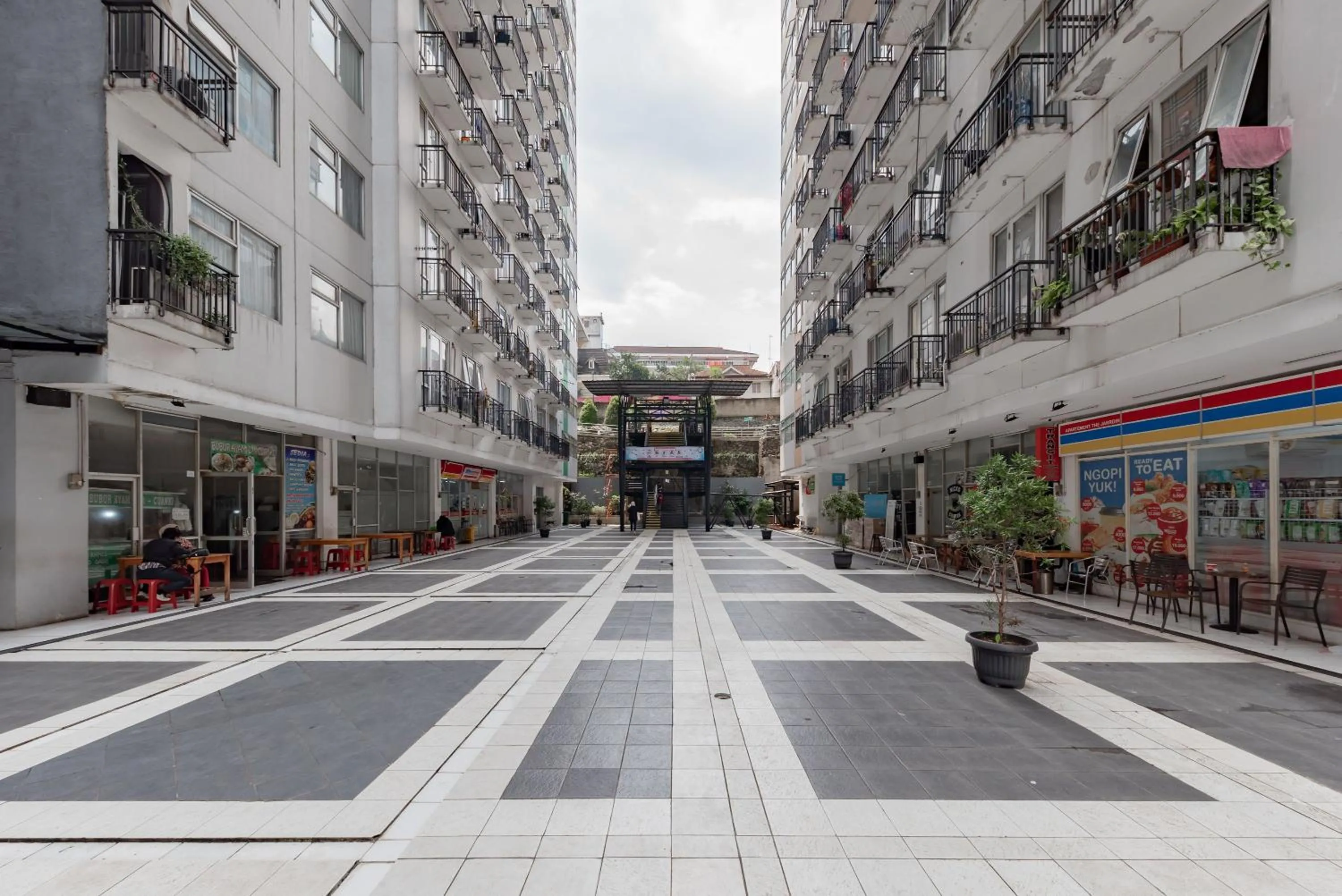 Property building in RedDoorz Apartment @ Jarrdin Cihampelas