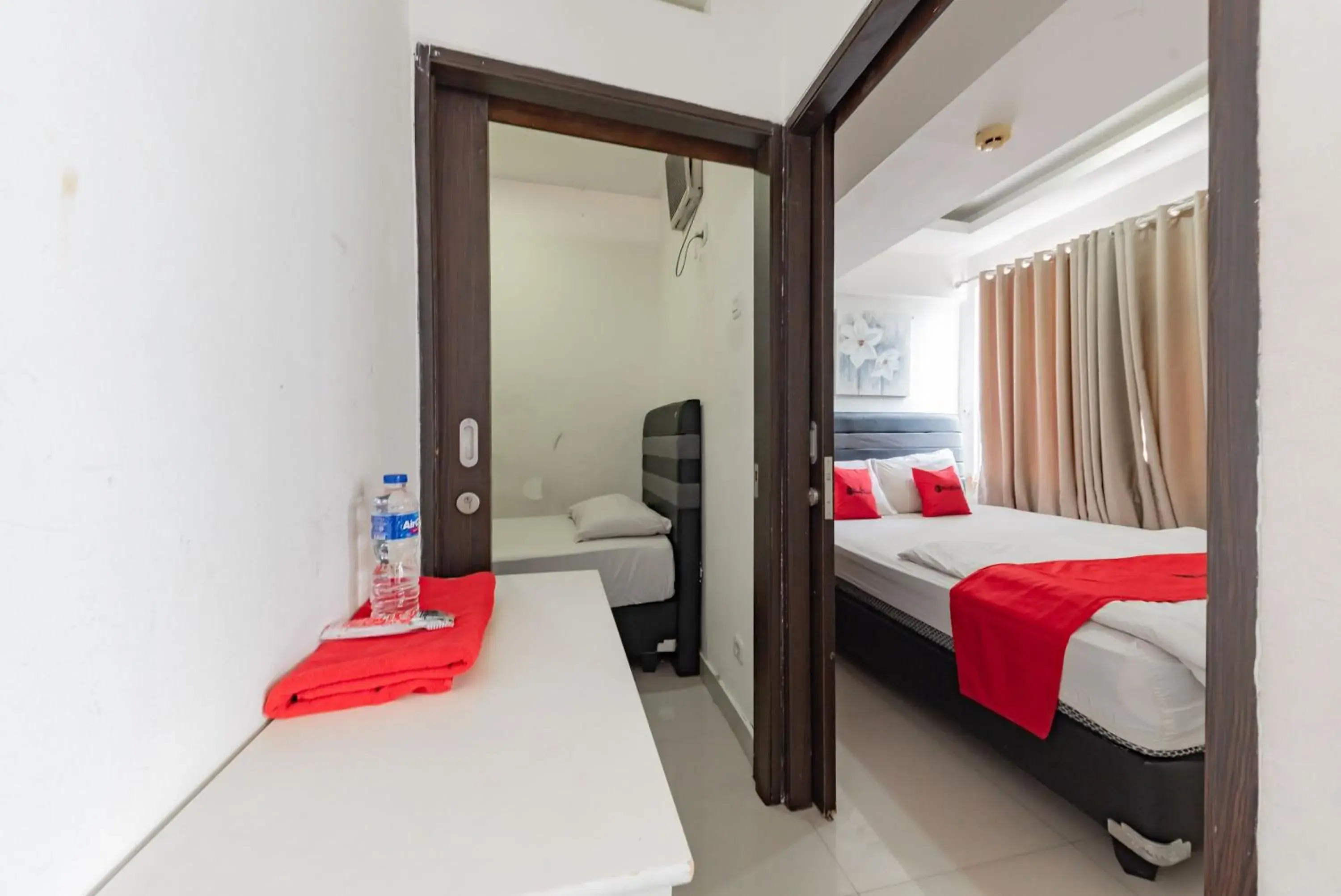 Bedroom, Bed in RedDoorz Apartment @ Jarrdin Cihampelas Bedroom, Bed in RedDoorz Apartment @ Jarrdin Cihampelas