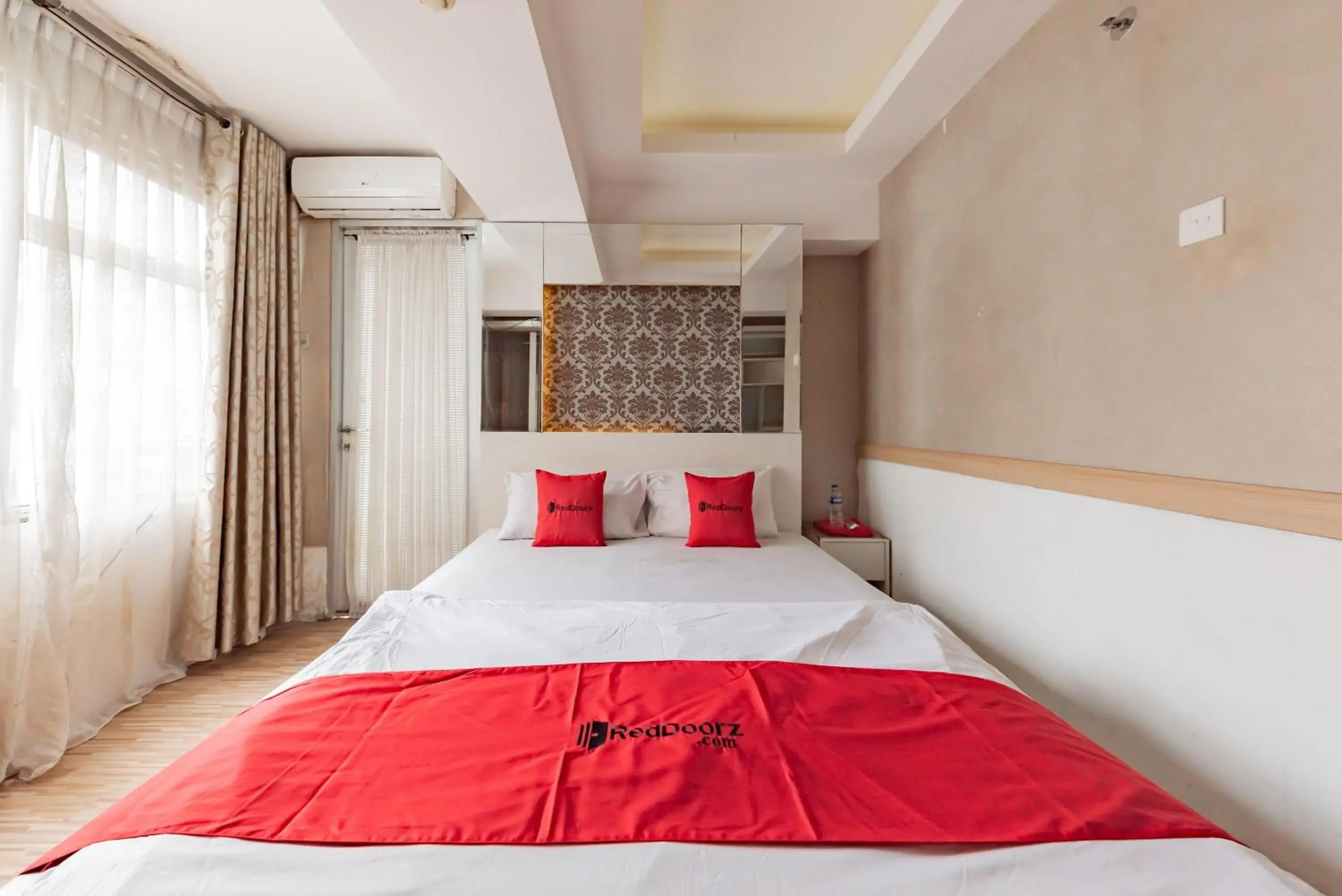 Bedroom, Bed in RedDoorz Apartment @ Jarrdin Cihampelas Bedroom, Bed in RedDoorz Apartment @ Jarrdin Cihampelas