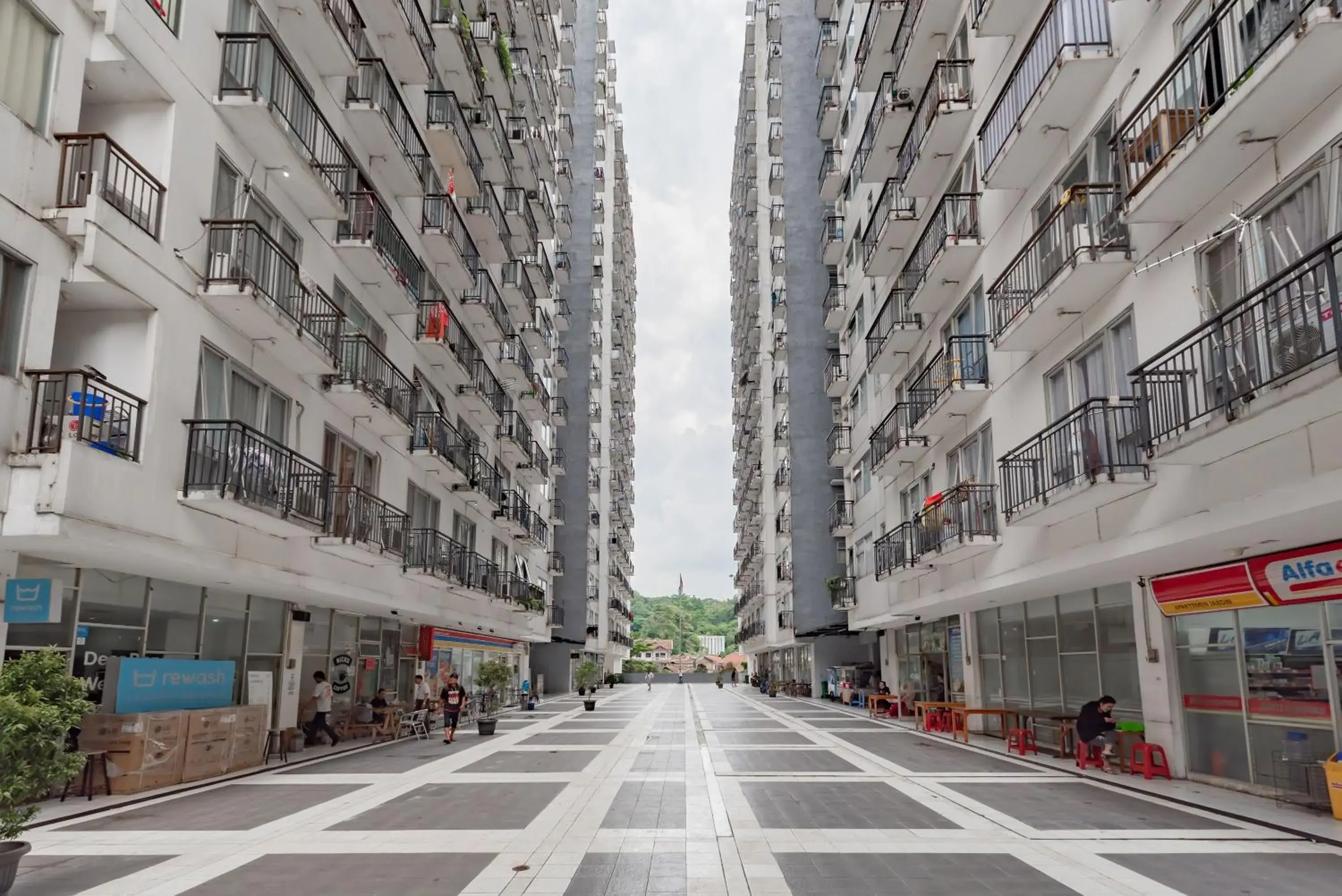 Property building in RedDoorz Apartment @ Jarrdin Cihampelas Property building in RedDoorz Apartment @ Jarrdin Cihampelas