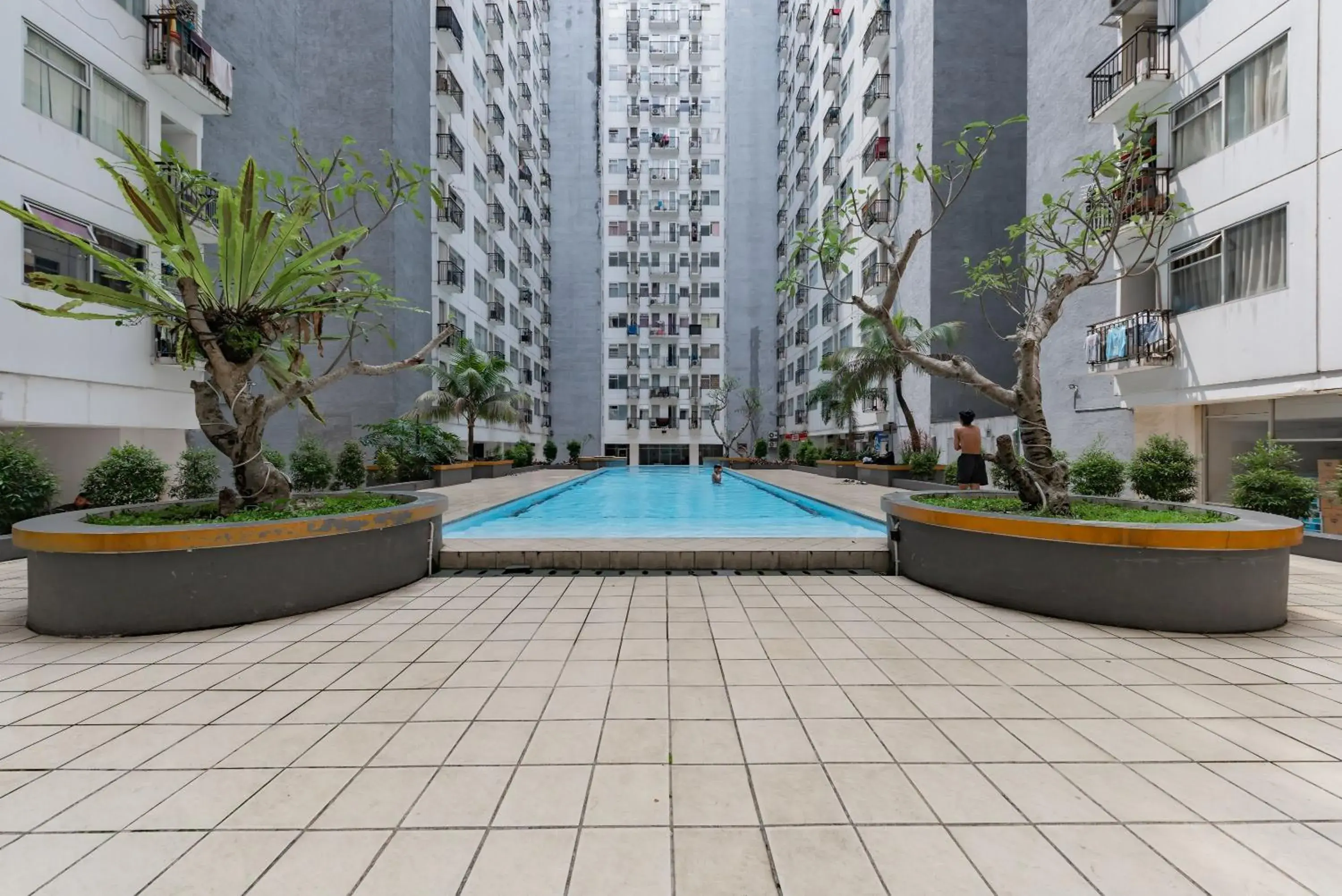 Swimming pool in RedDoorz Apartment @ Jarrdin Cihampelas Swimming pool in RedDoorz Apartment @ Jarrdin Cihampelas