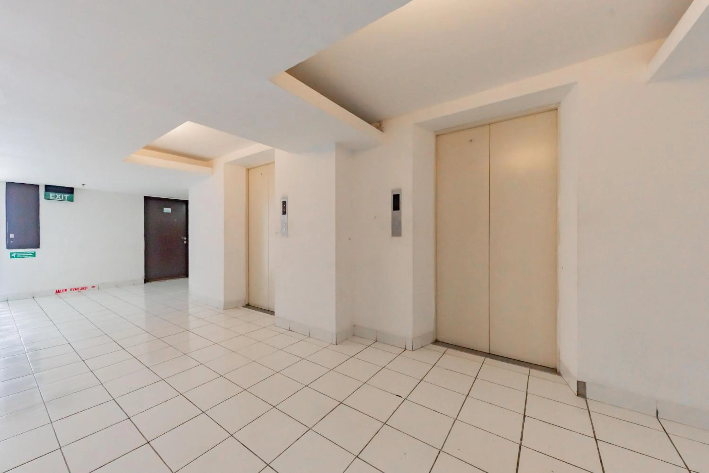 elevator in RedDoorz Apartment @ Jarrdin Cihampelas