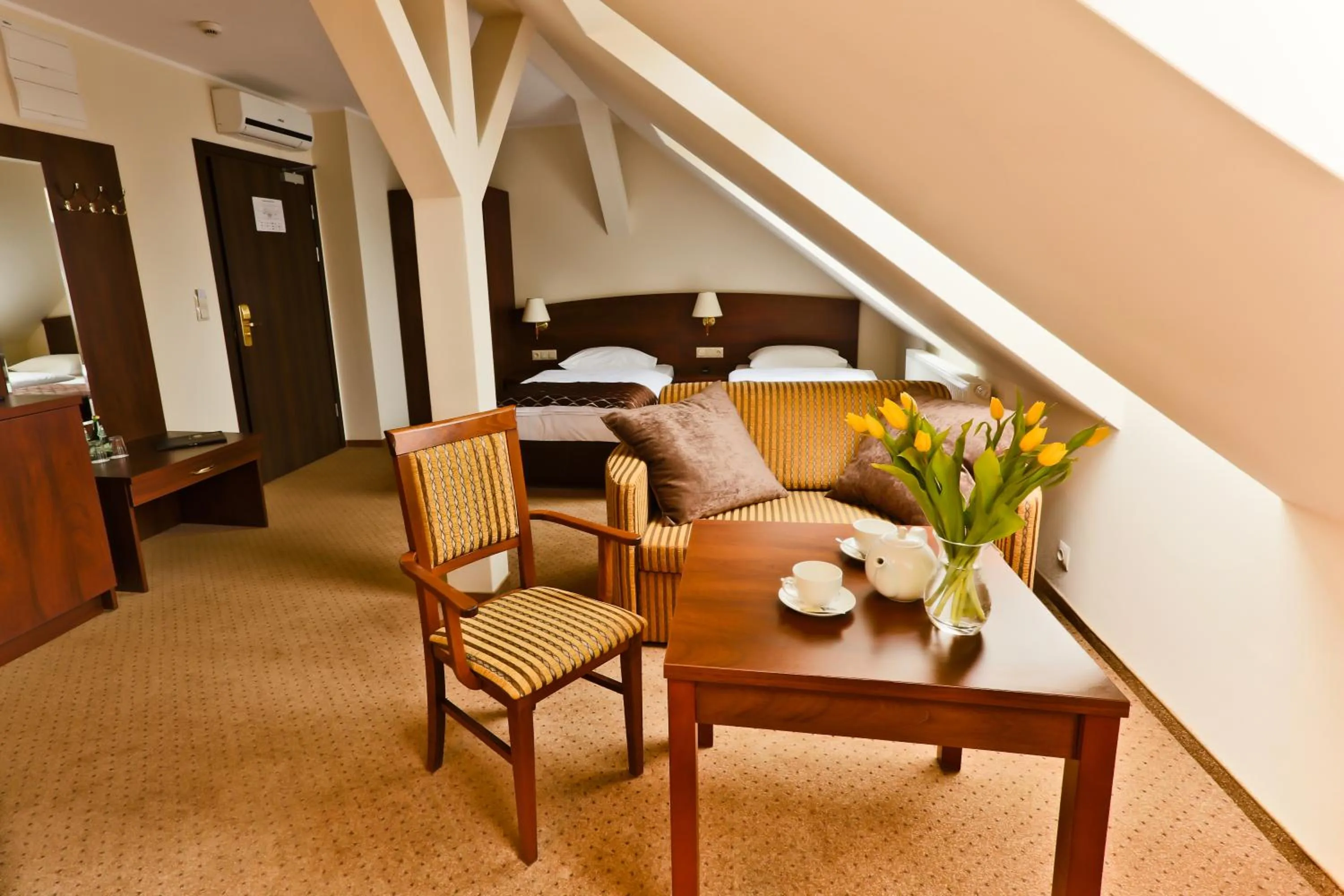 Kitchen or kitchenette, Bed in Hotel Korel