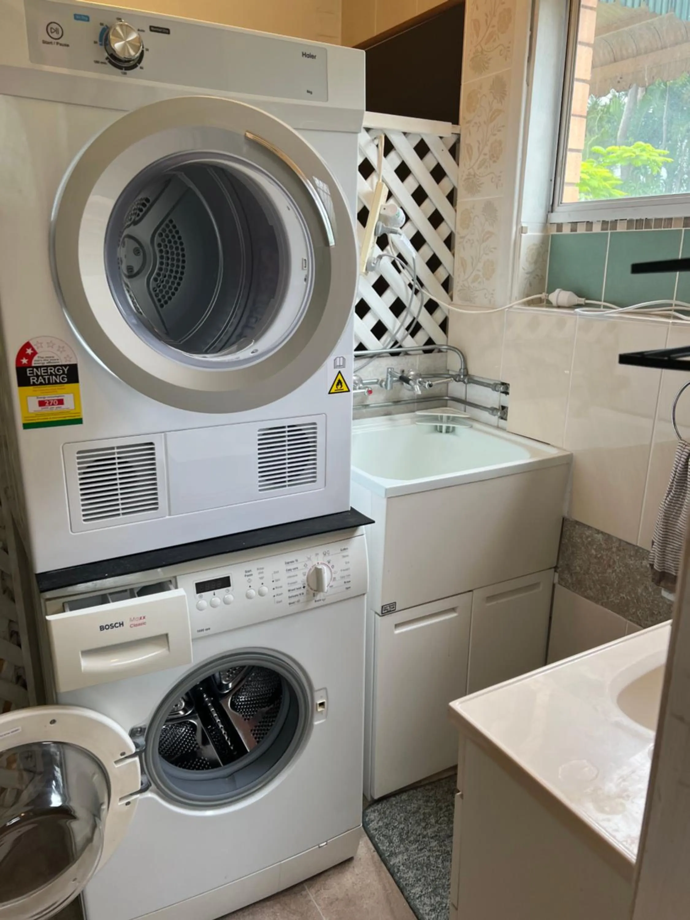 washing machine in XYL Holiday Inn