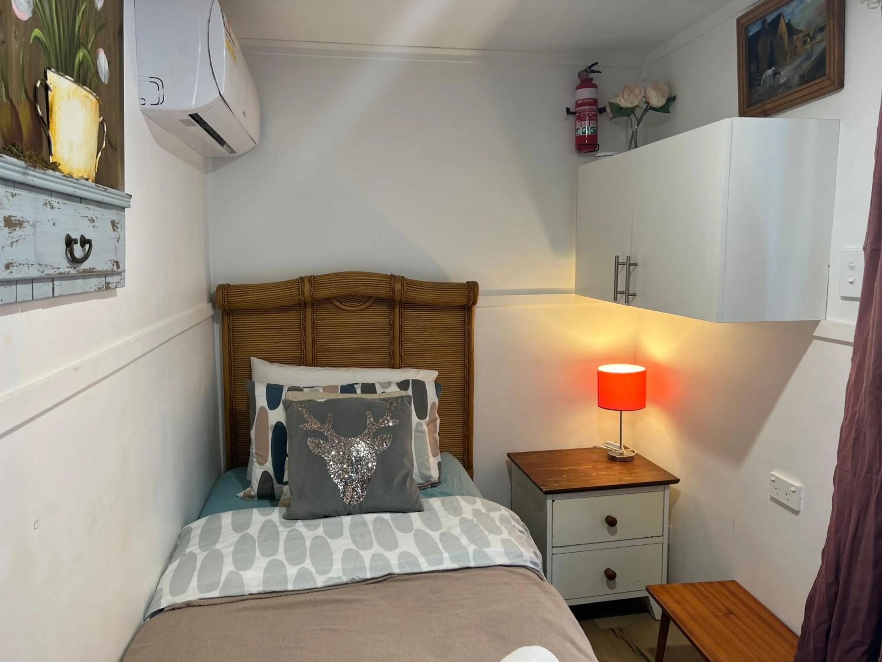 air conditioner, Bed in XYL Holiday Inn