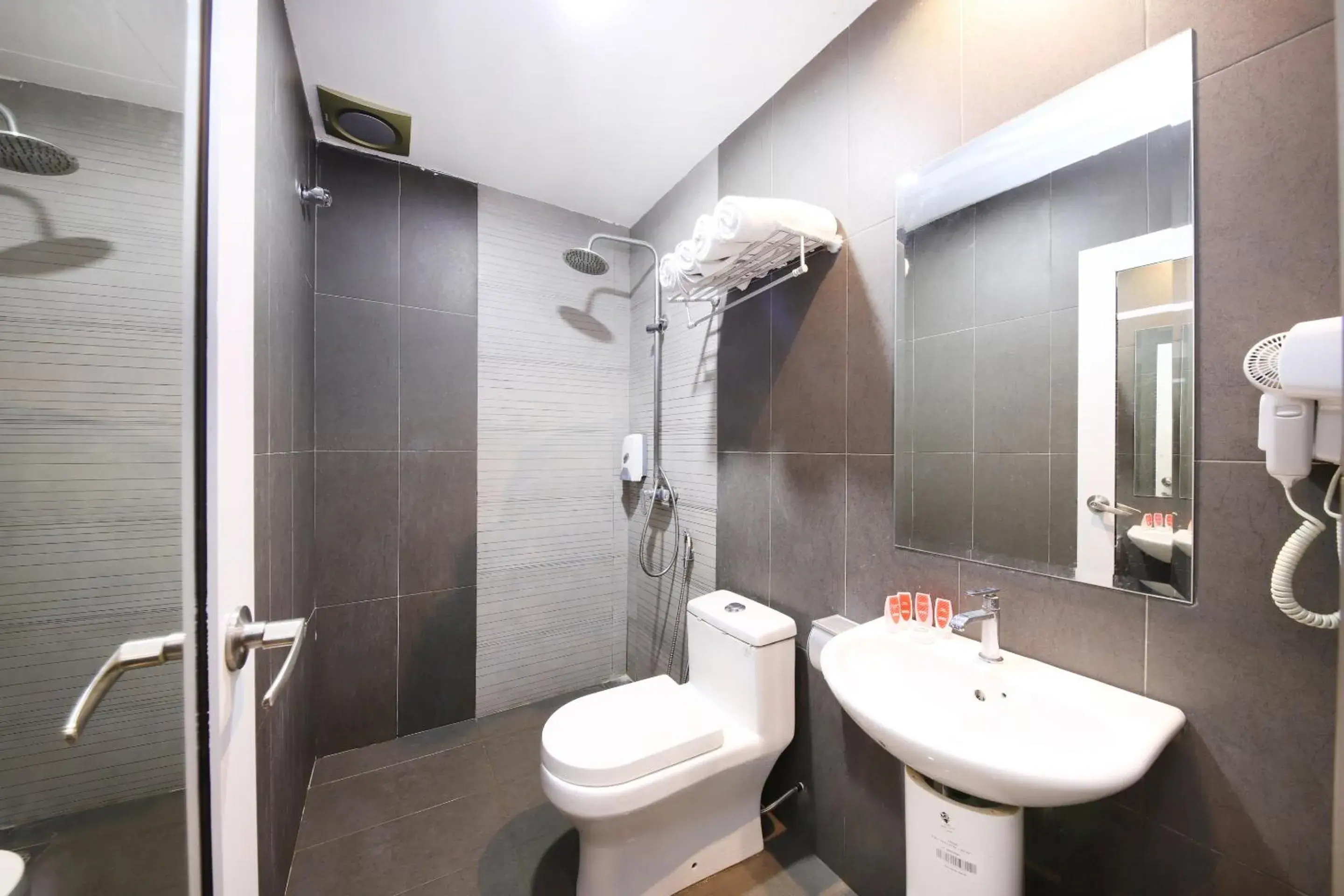 Bathroom in Hotel O Smc I-city Bathroom in Hotel O Smc I-city