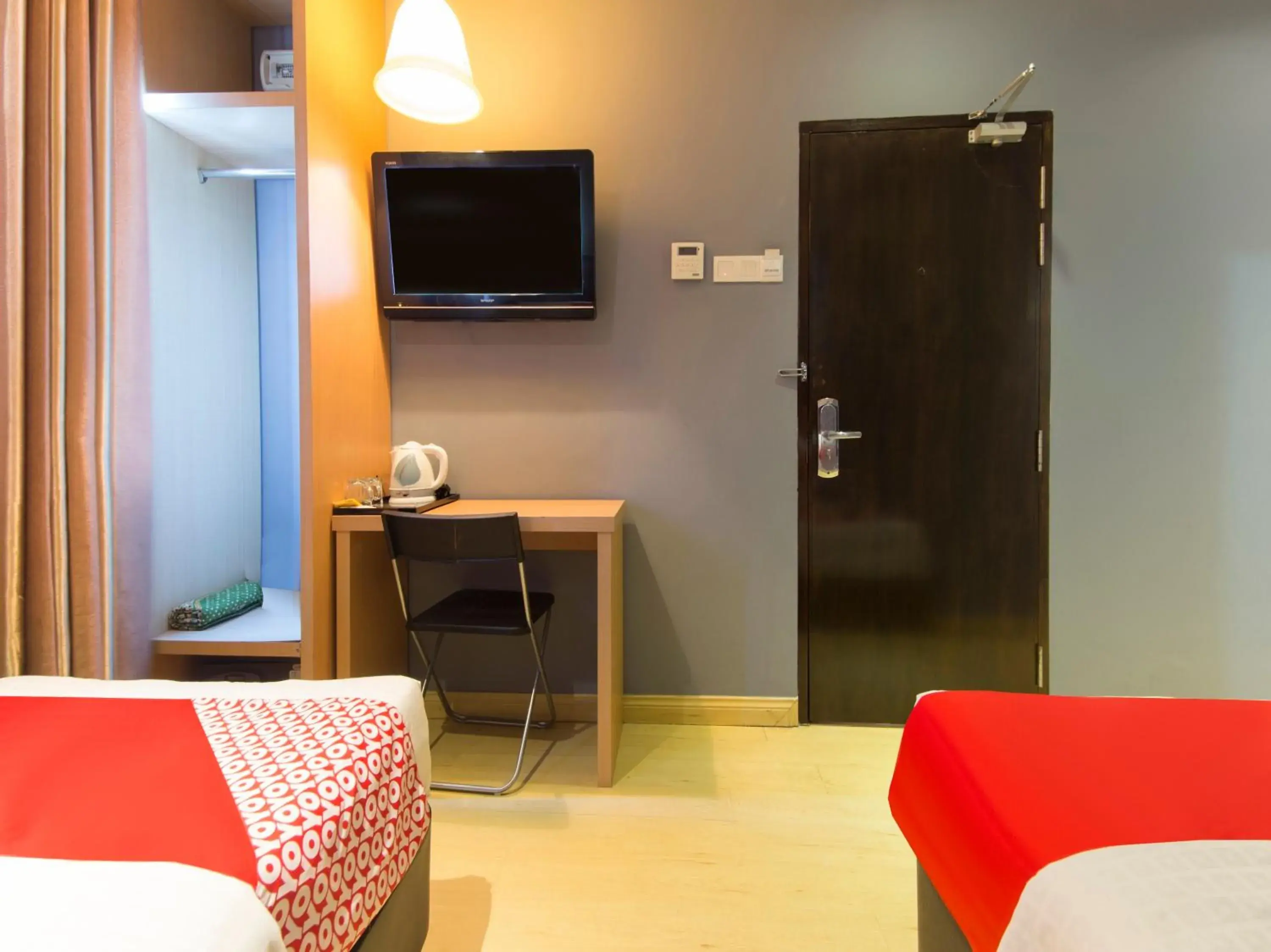 Bedroom, TV/Entertainment Center in Super OYO 763 Tazara Hotel