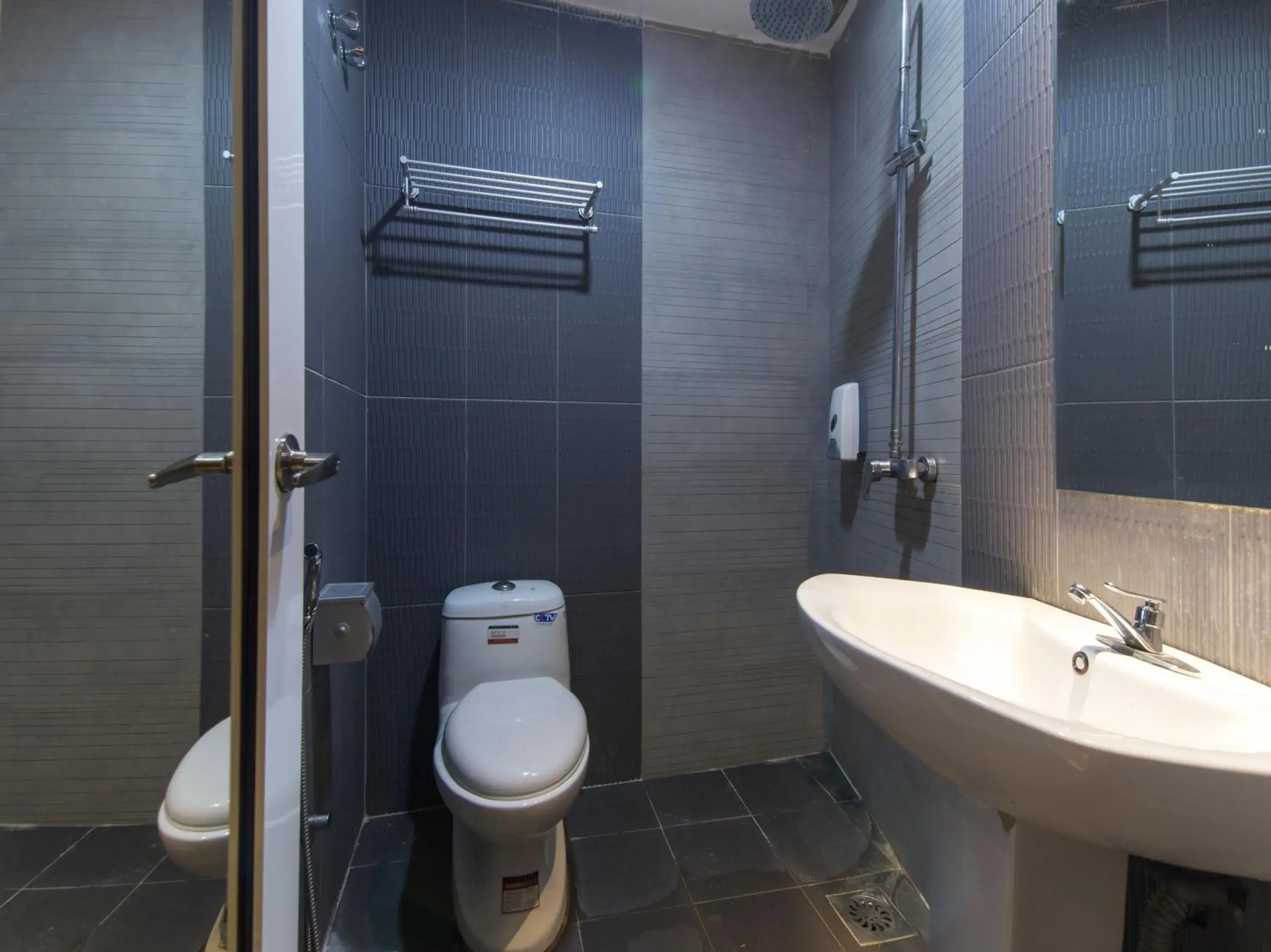 Bathroom in Super OYO 763 Tazara Hotel
