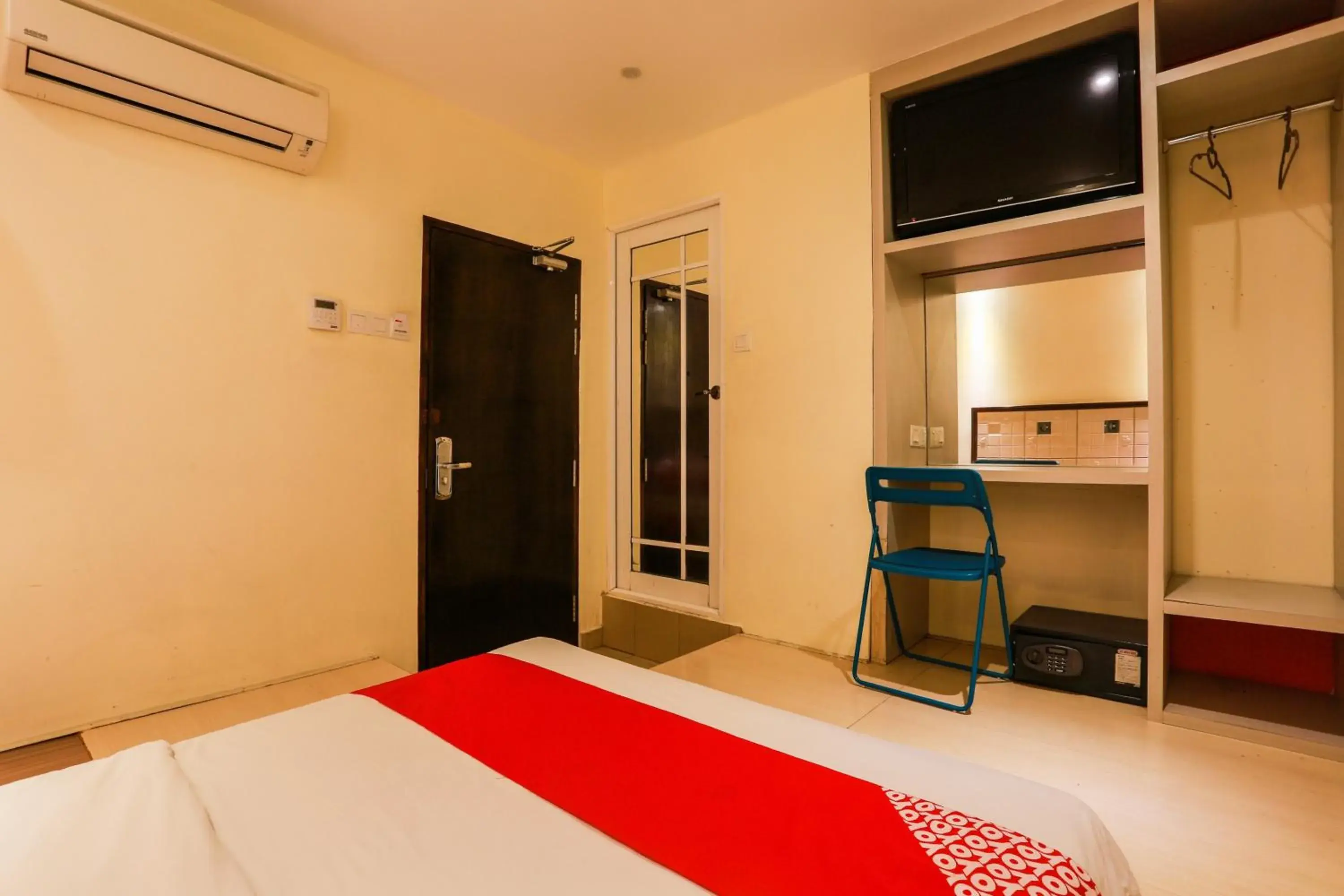 Bedroom in Super OYO 763 Tazara Hotel