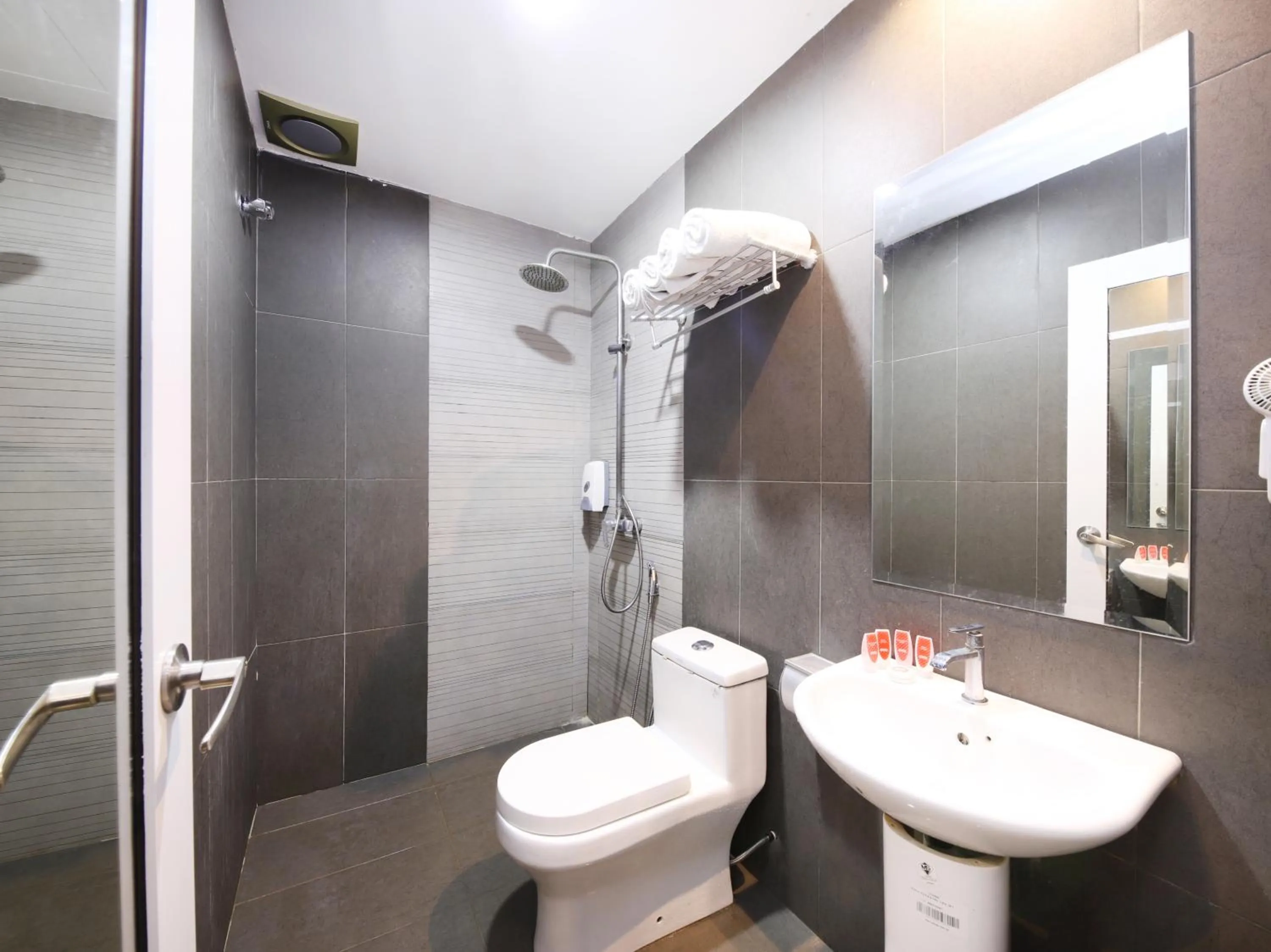 Bathroom in Super OYO 763 Tazara Hotel