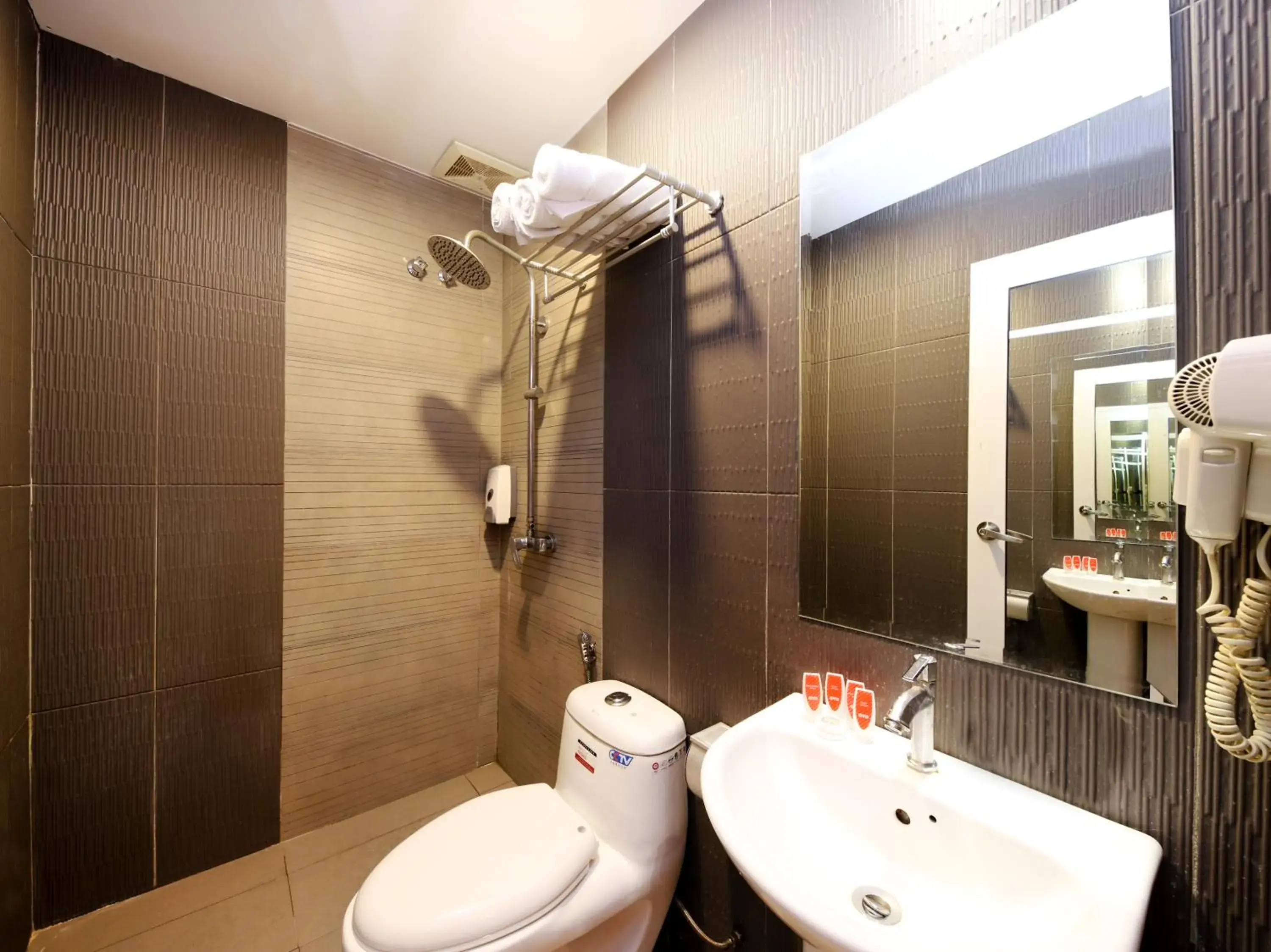 Bathroom in Super OYO 763 Tazara Hotel