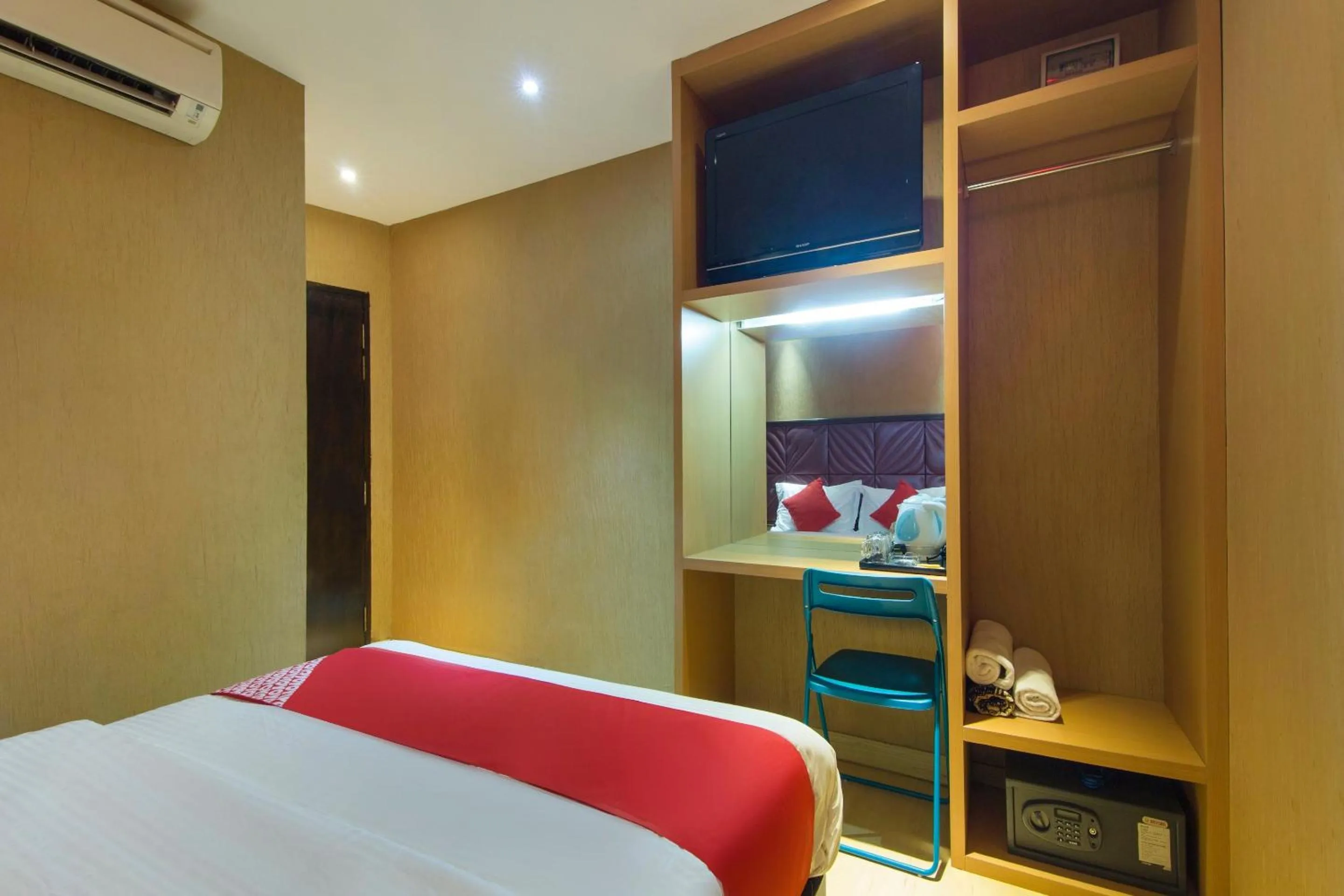 Bedroom, Bed in Hotel O Smc I-city