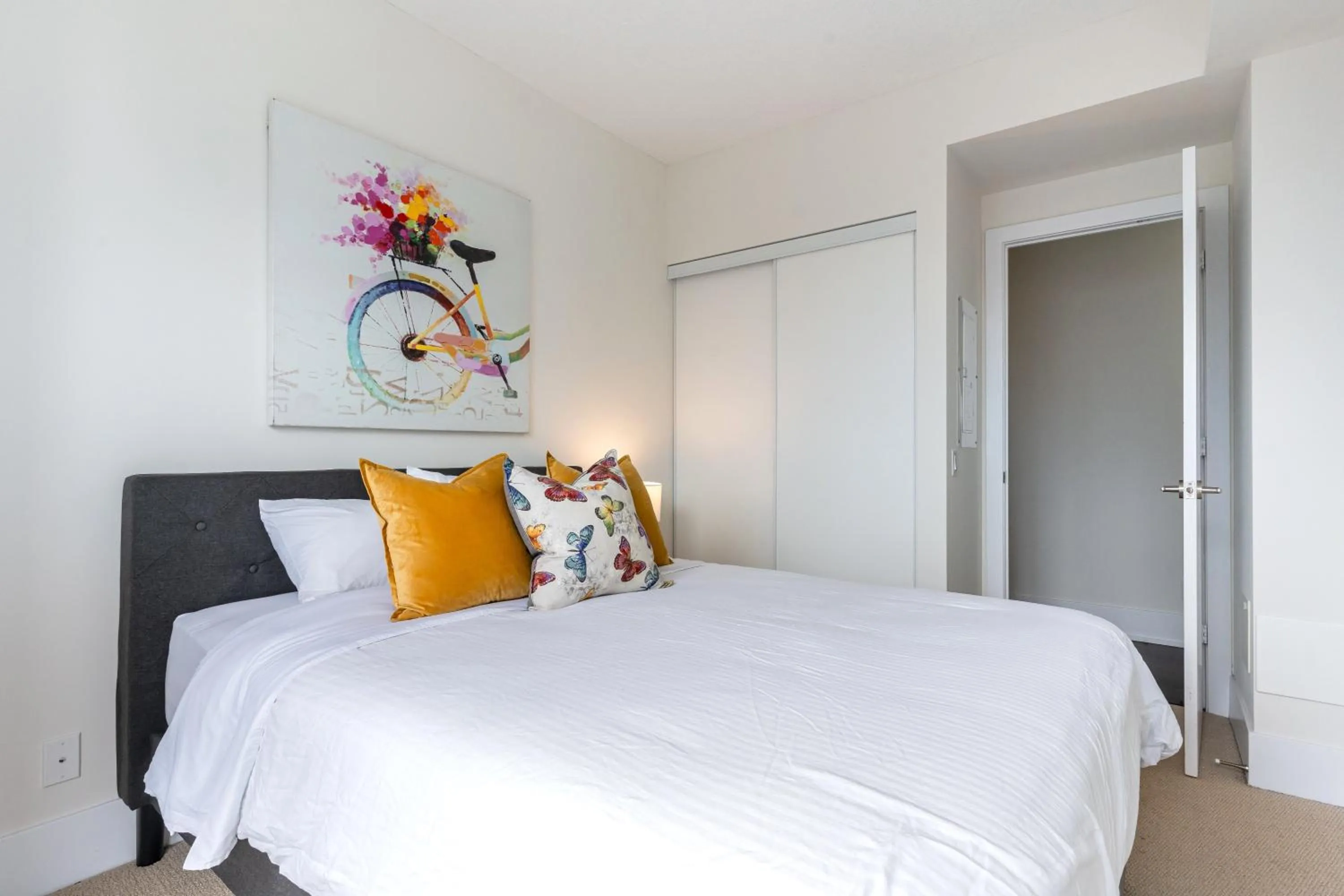 Bed in GLOBALSTAY Modern Downtown Apartment