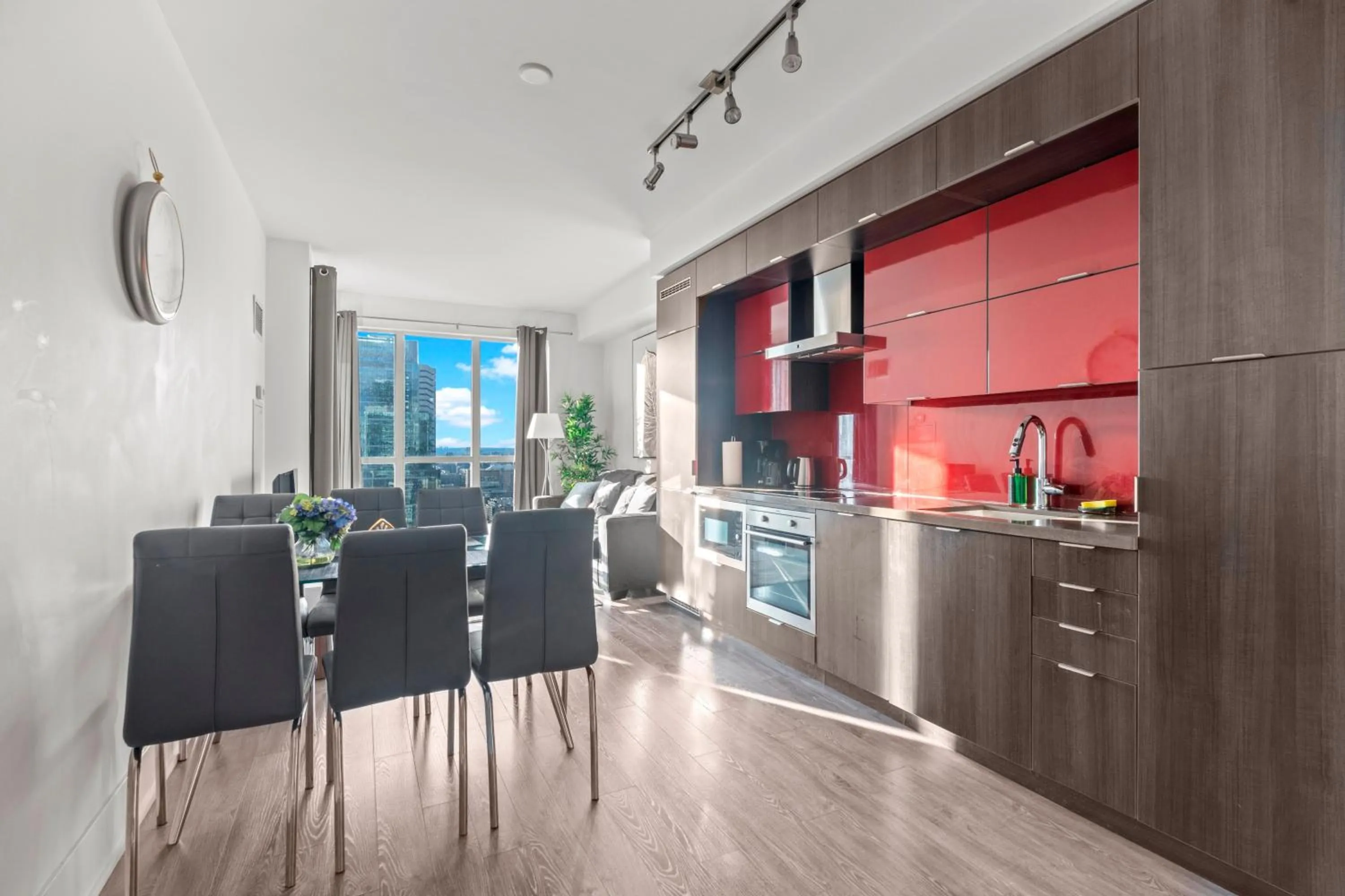 Kitchen or kitchenette in GLOBALSTAY Modern Downtown Apartment
