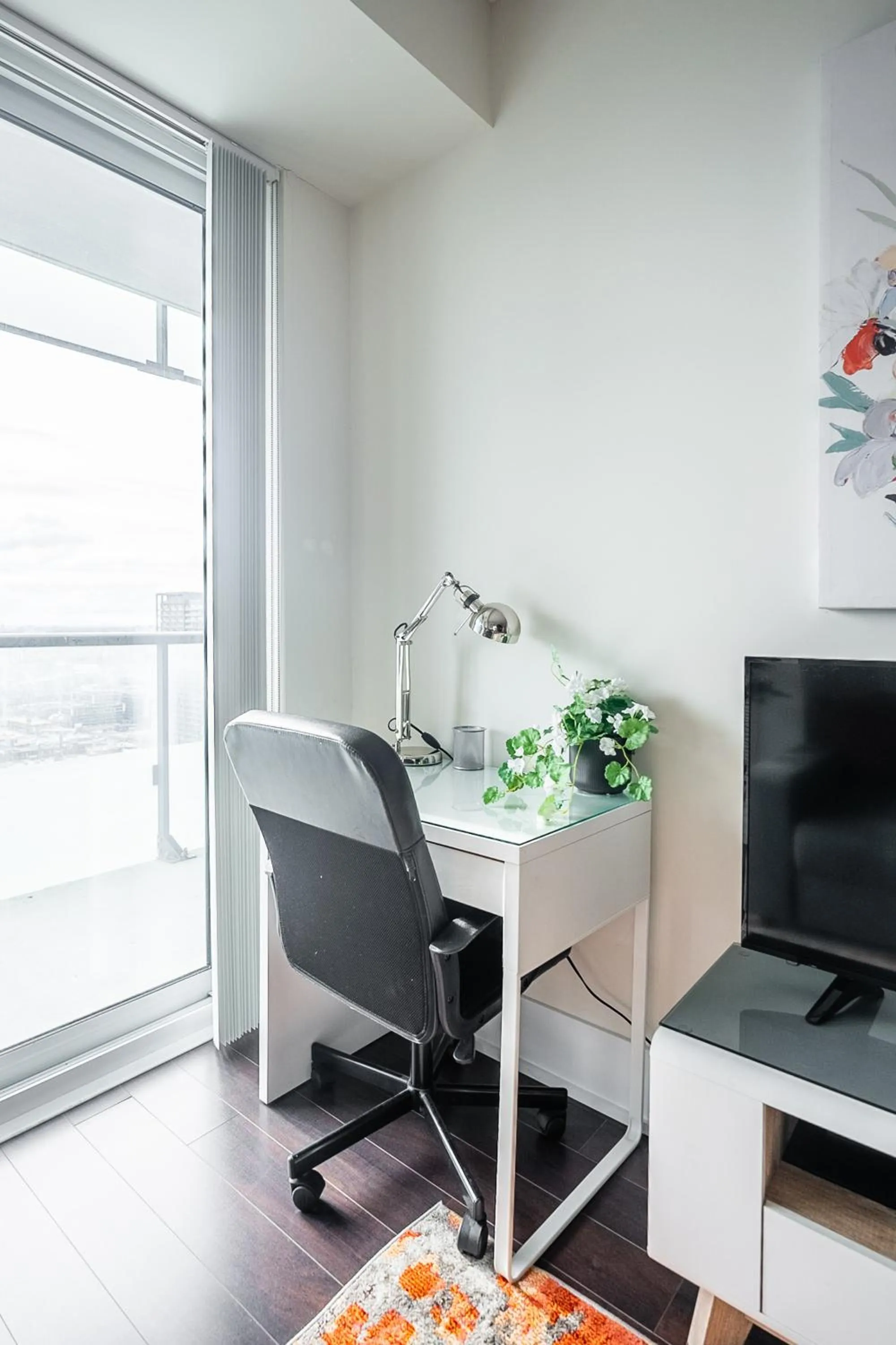 TV and multimedia in GLOBALSTAY Modern Downtown Apartment