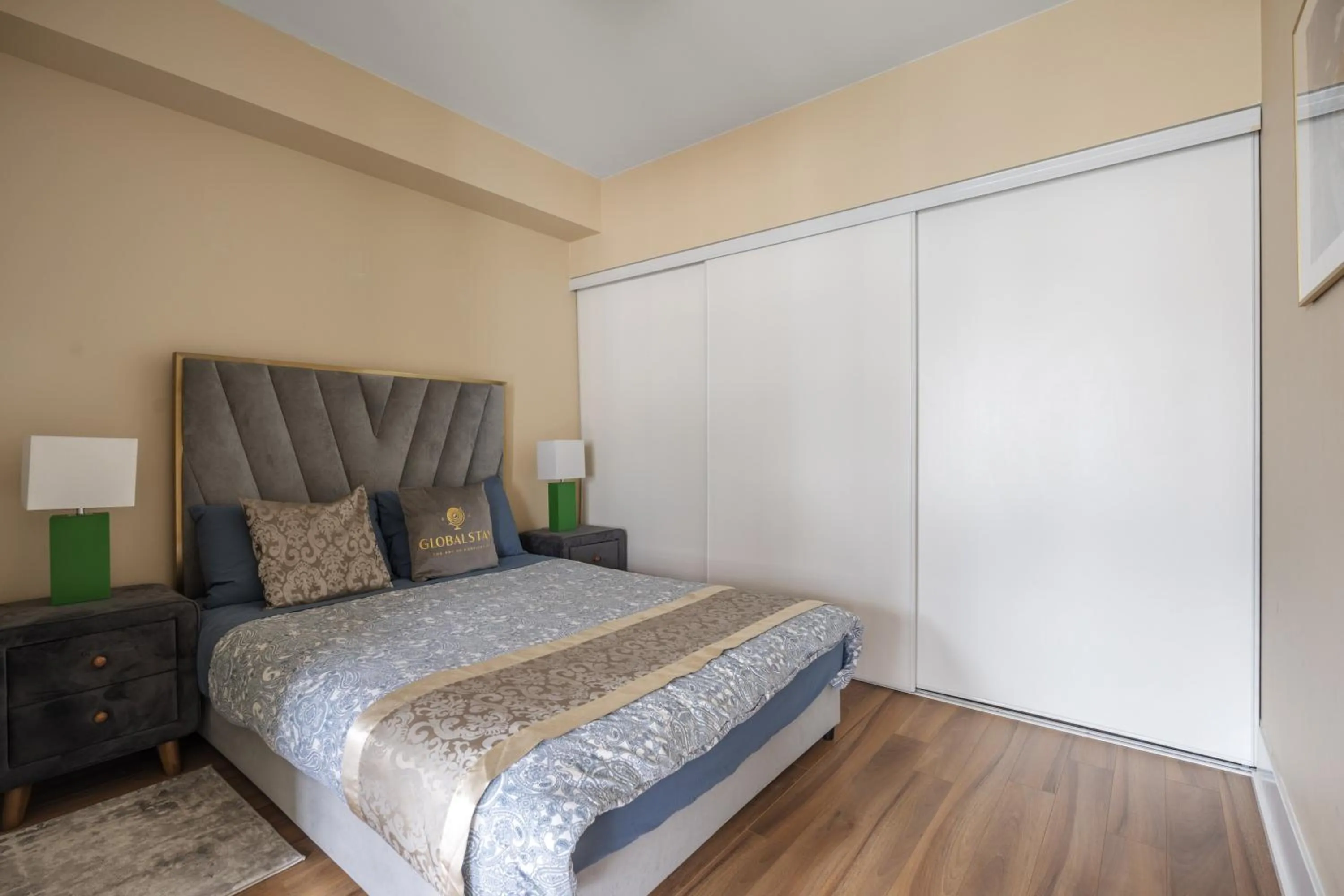 Bed in GLOBALSTAY Modern Downtown Apartment