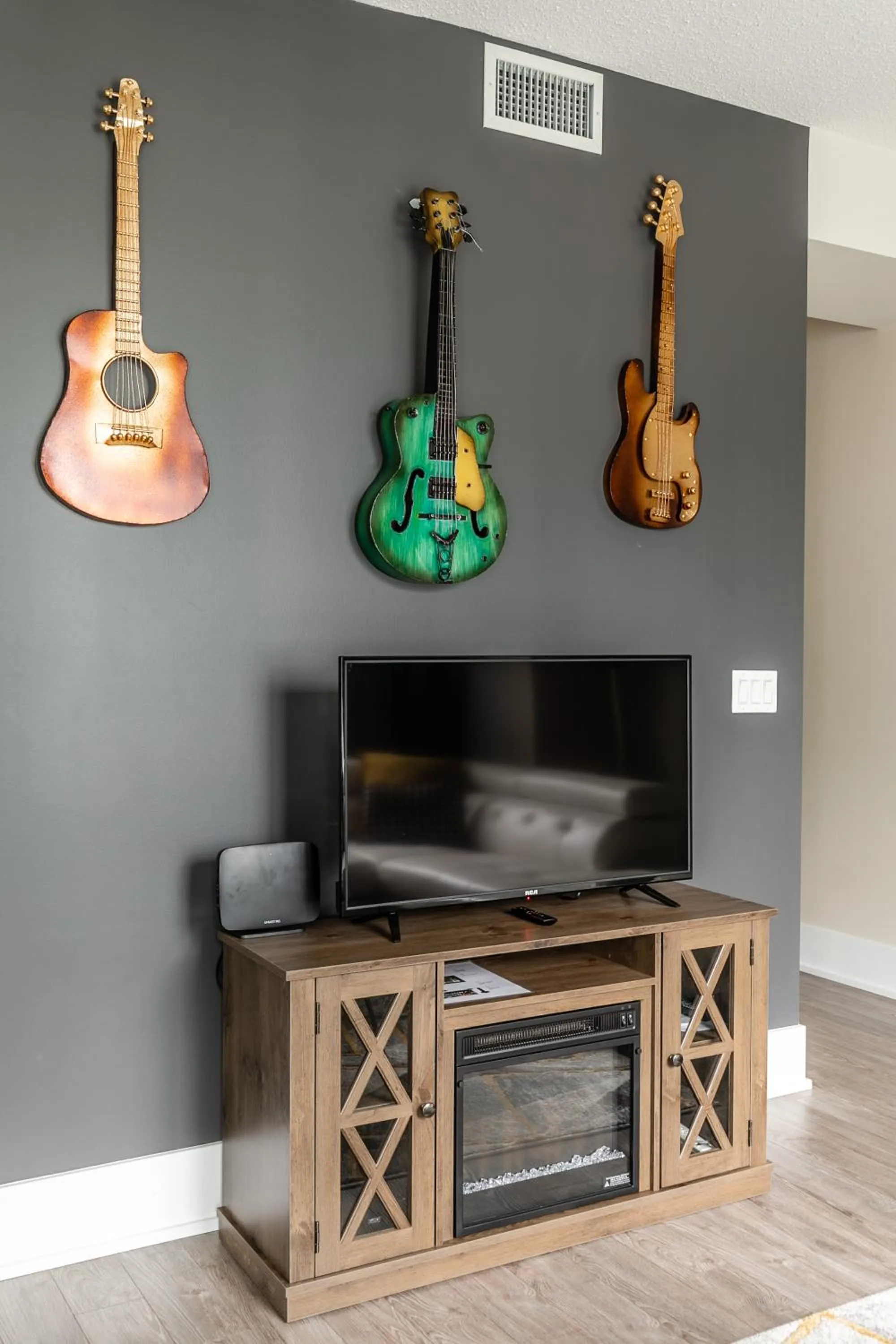 TV and multimedia in GLOBALSTAY Modern Downtown Apartment