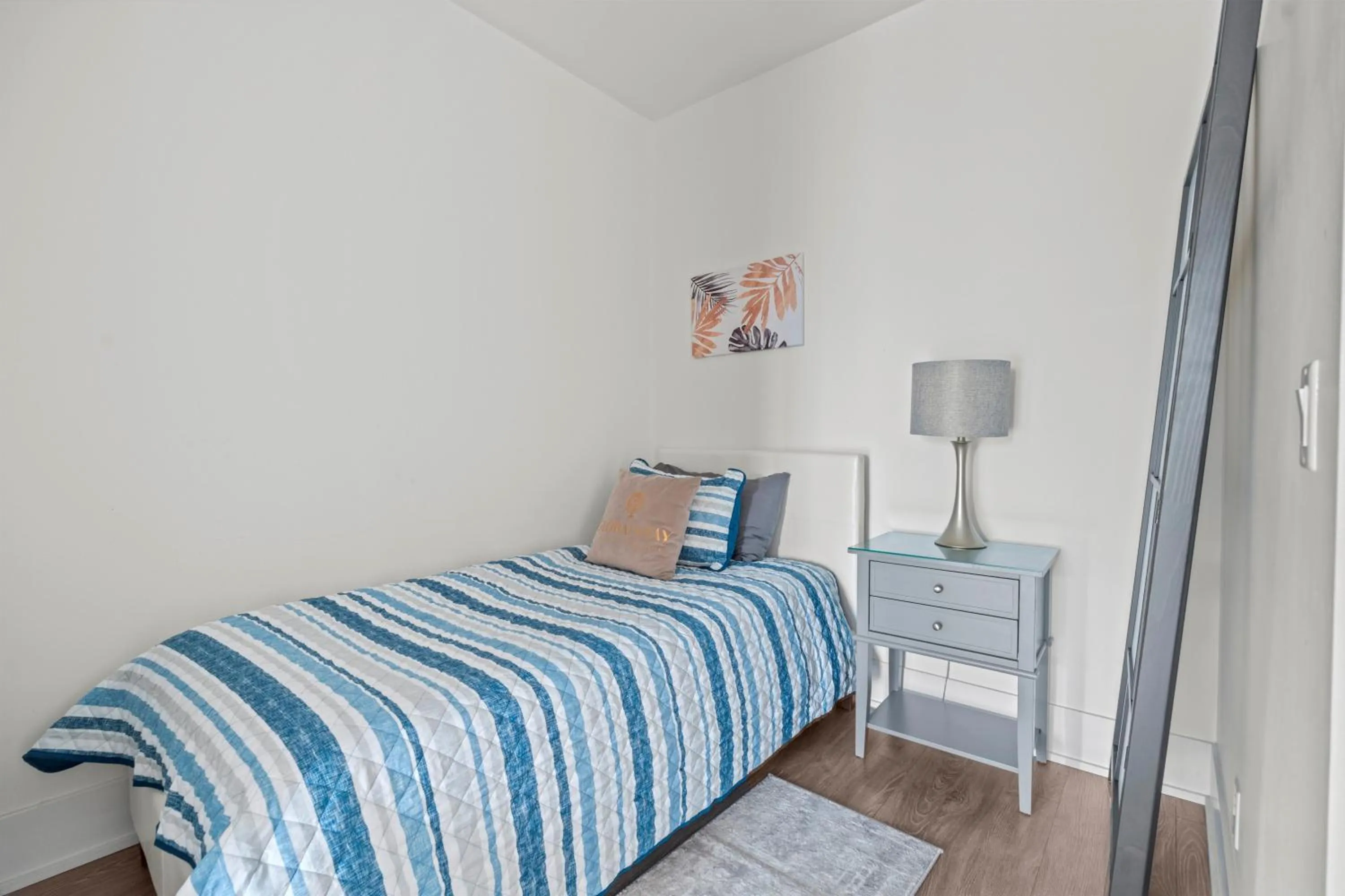 Bed in GLOBALSTAY Modern Downtown Apartment