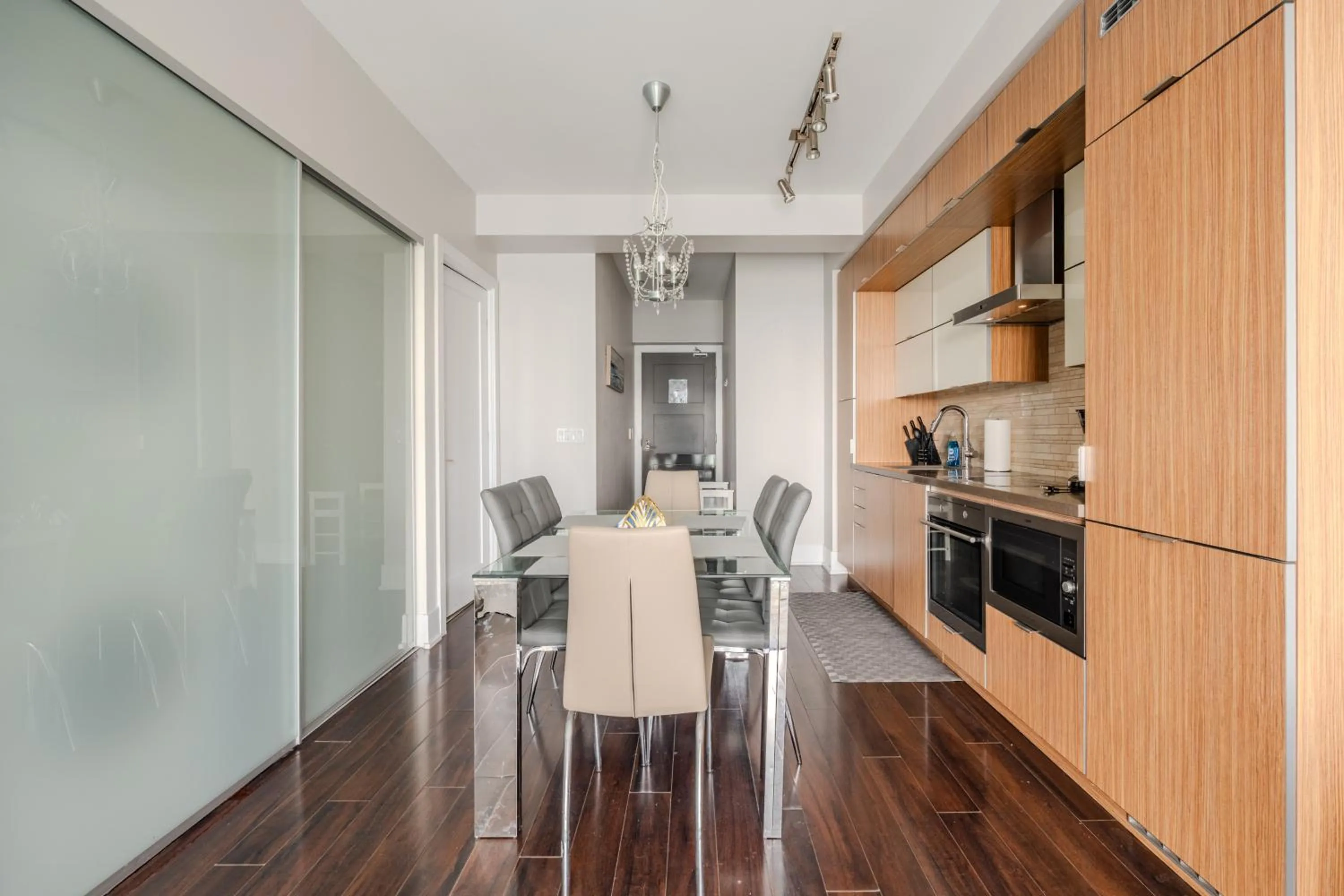 Kitchen or kitchenette in GLOBALSTAY Modern Downtown Apartment