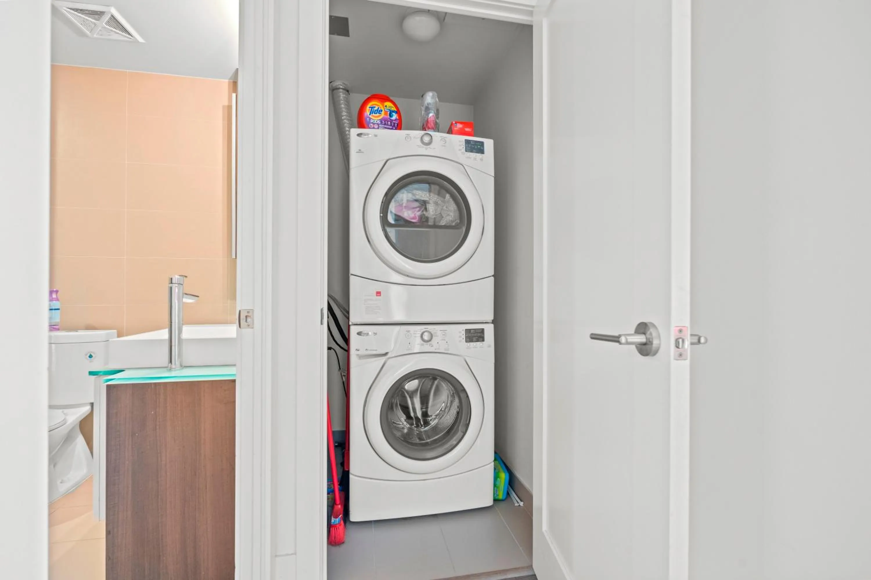 washing machine in GLOBALSTAY Modern Downtown Apartment