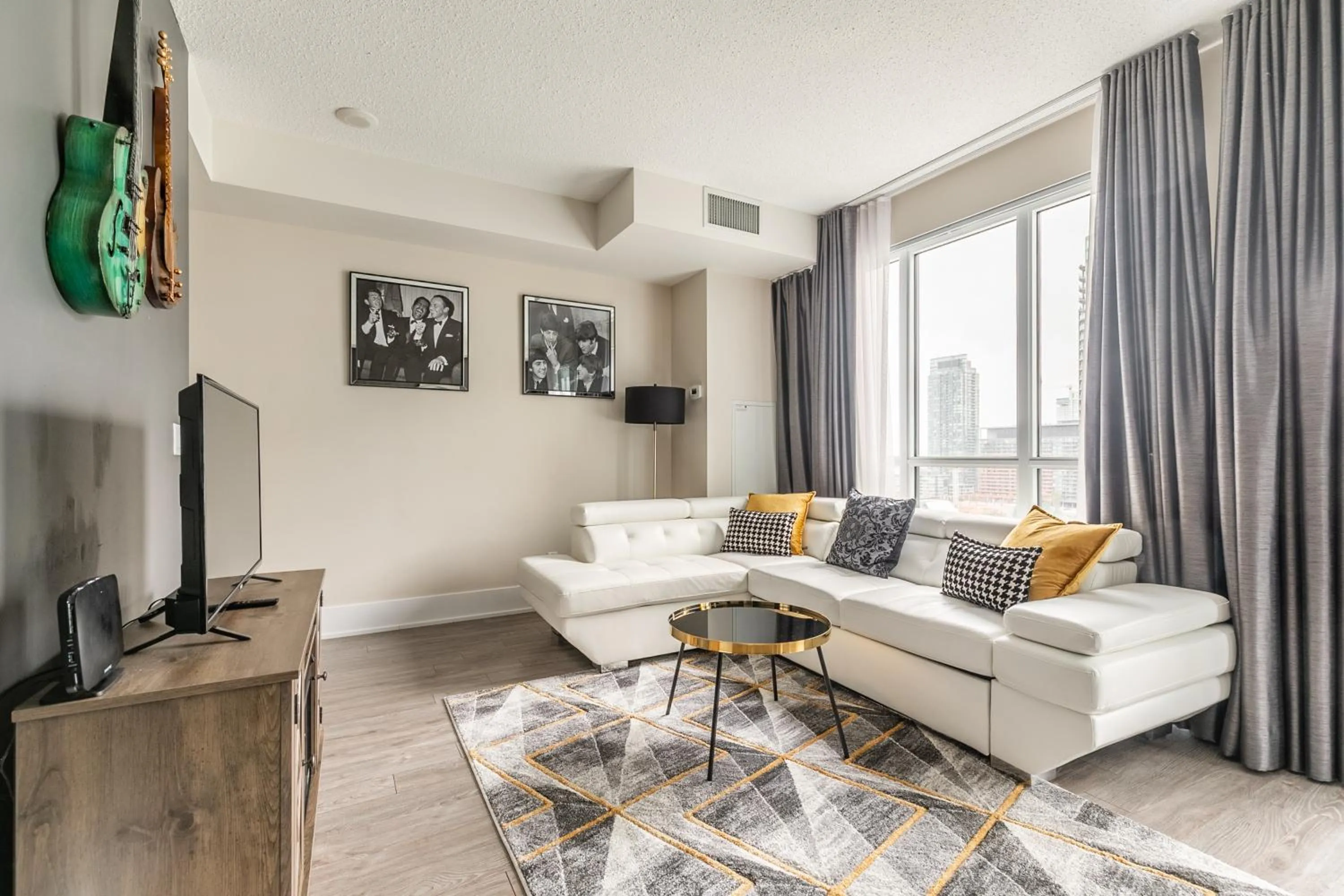 TV and multimedia in GLOBALSTAY Modern Downtown Apartment