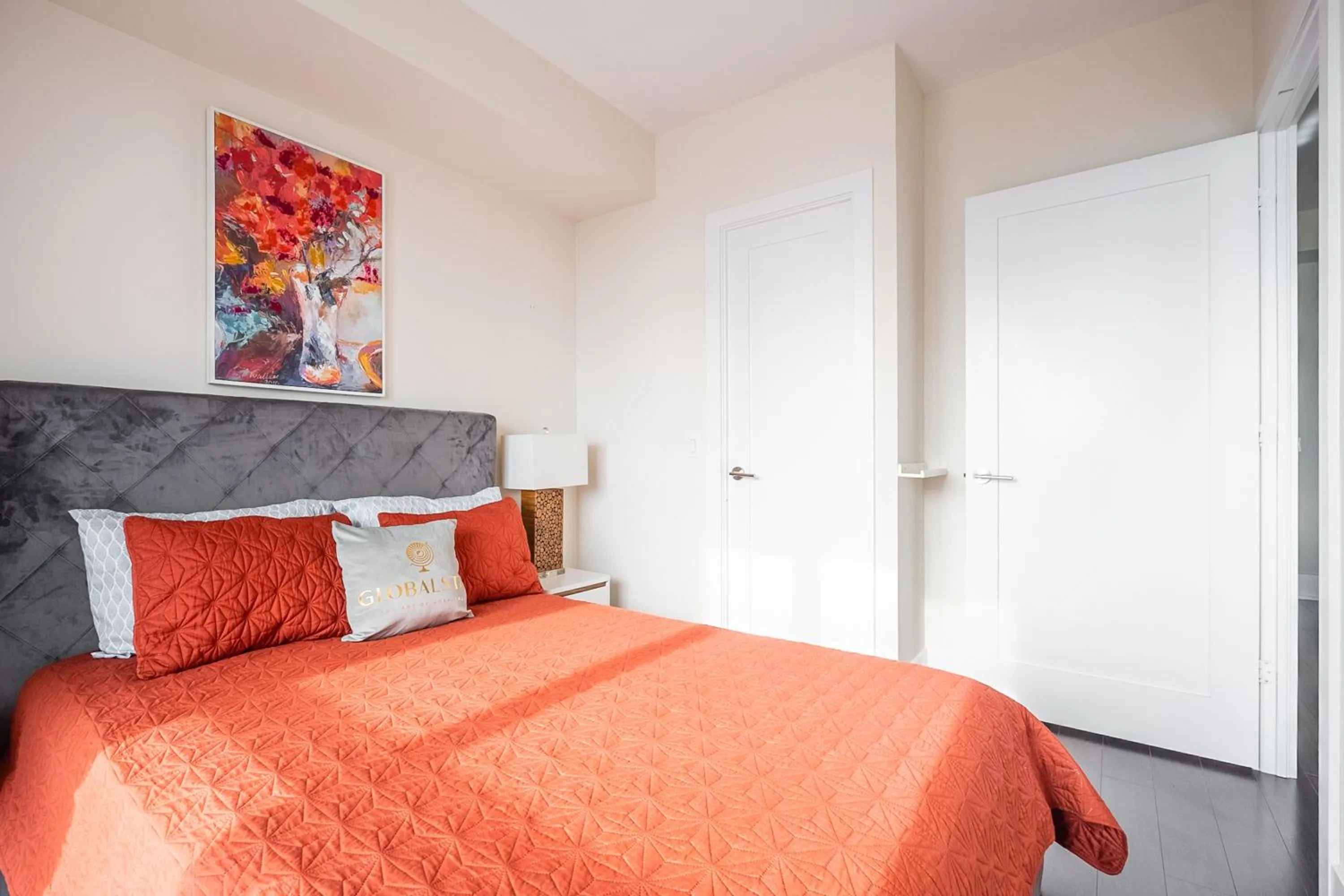 Bed in GLOBALSTAY Modern Downtown Apartment