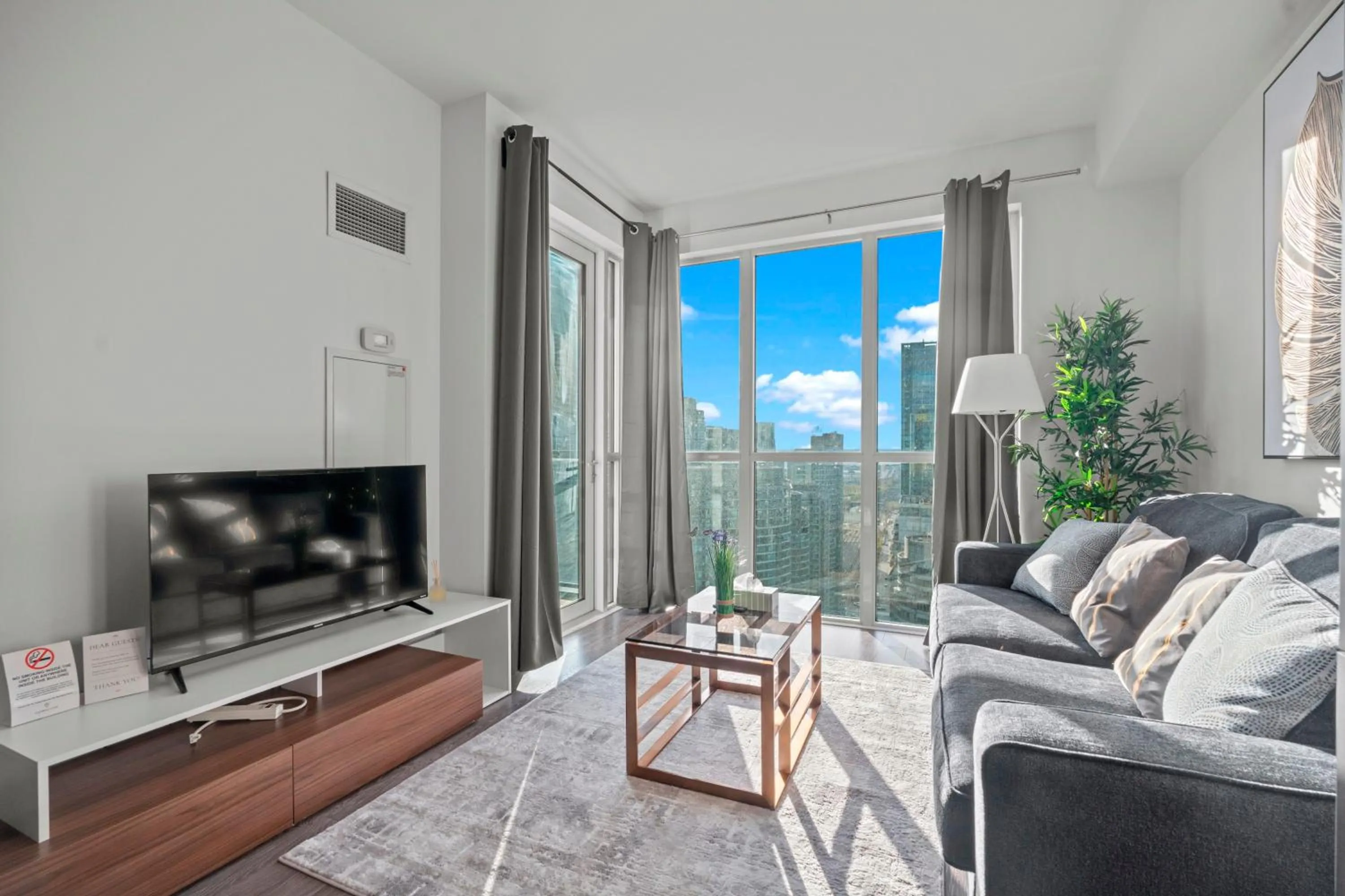 TV and multimedia in GLOBALSTAY Modern Downtown Apartment