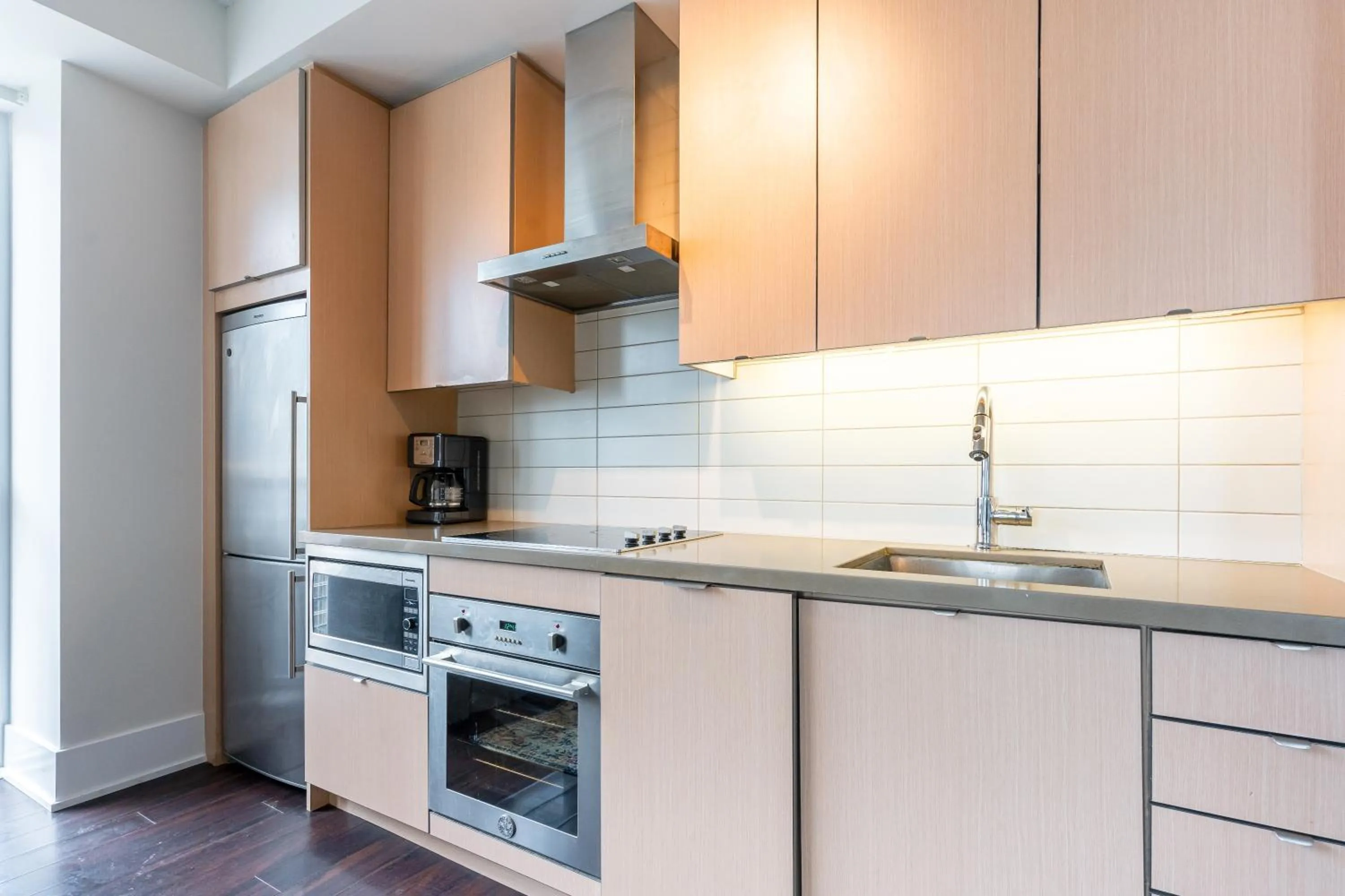 Kitchen or kitchenette in GLOBALSTAY Modern Downtown Apartment