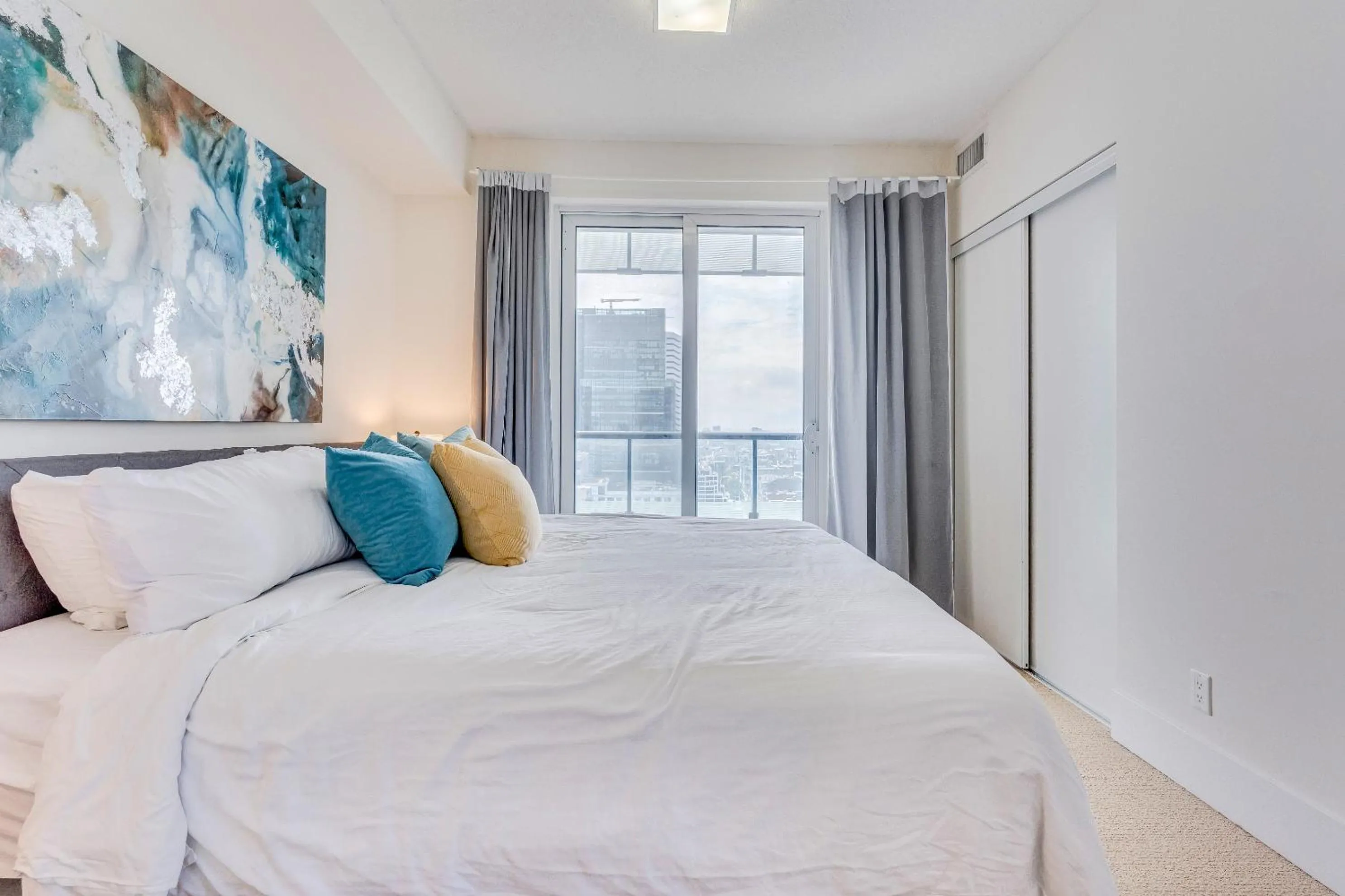 Bed in GLOBALSTAY Modern Downtown Apartment