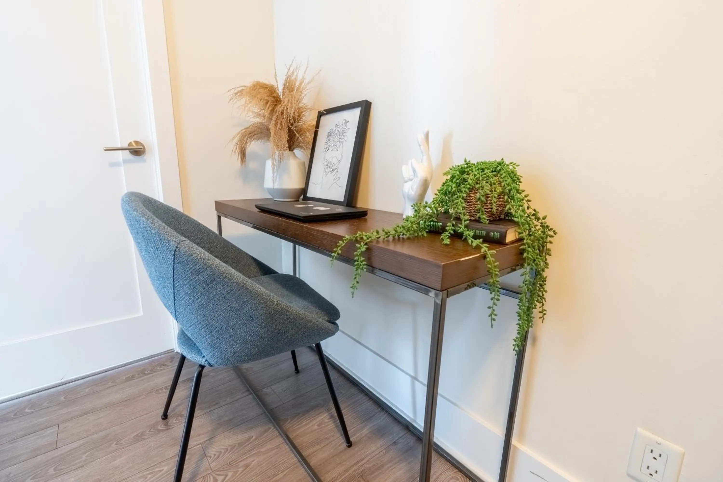 hair dresser in GLOBALSTAY Modern Downtown Apartment