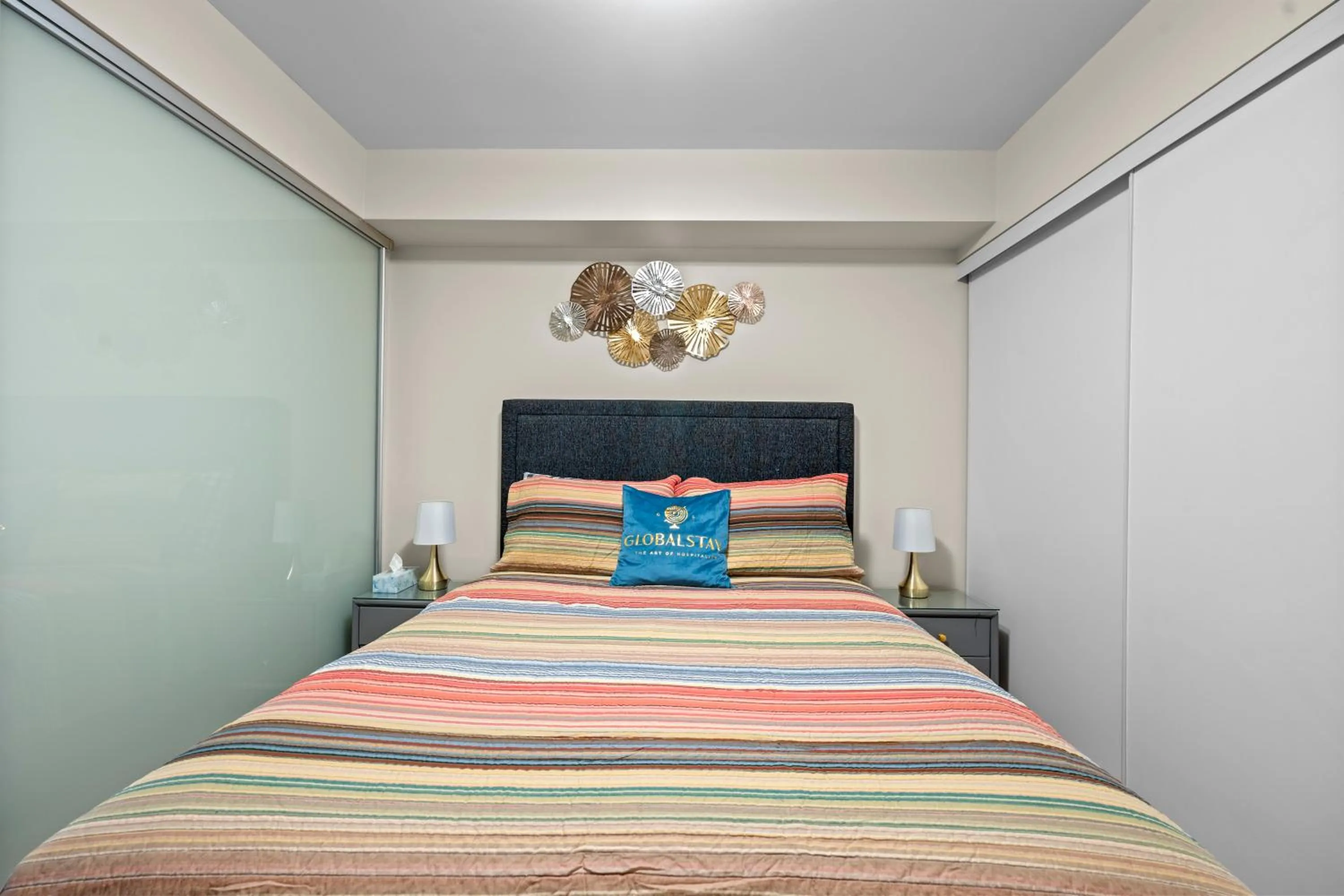 Bed in GLOBALSTAY Modern Downtown Apartment