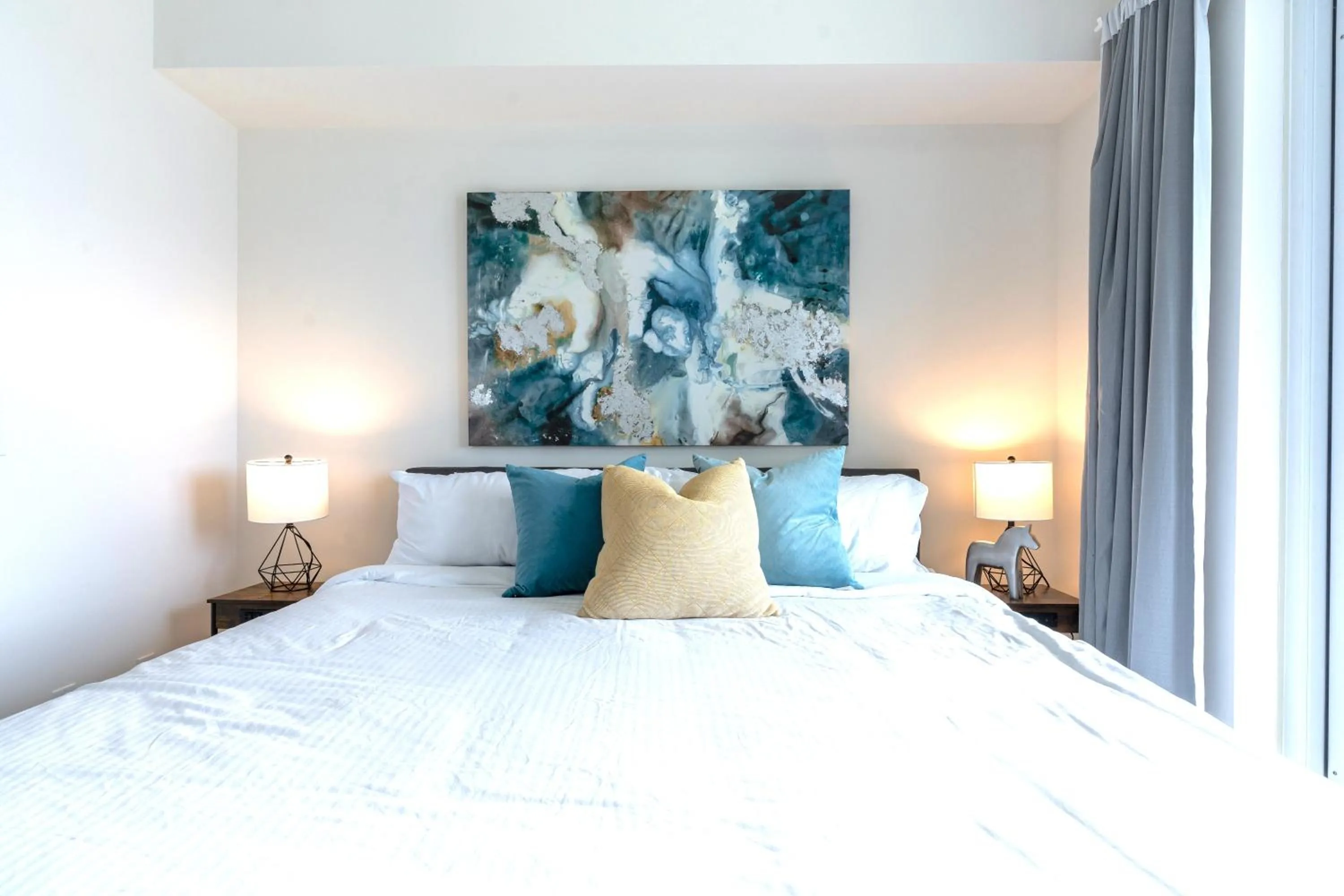 Bed in GLOBALSTAY Modern Downtown Apartment