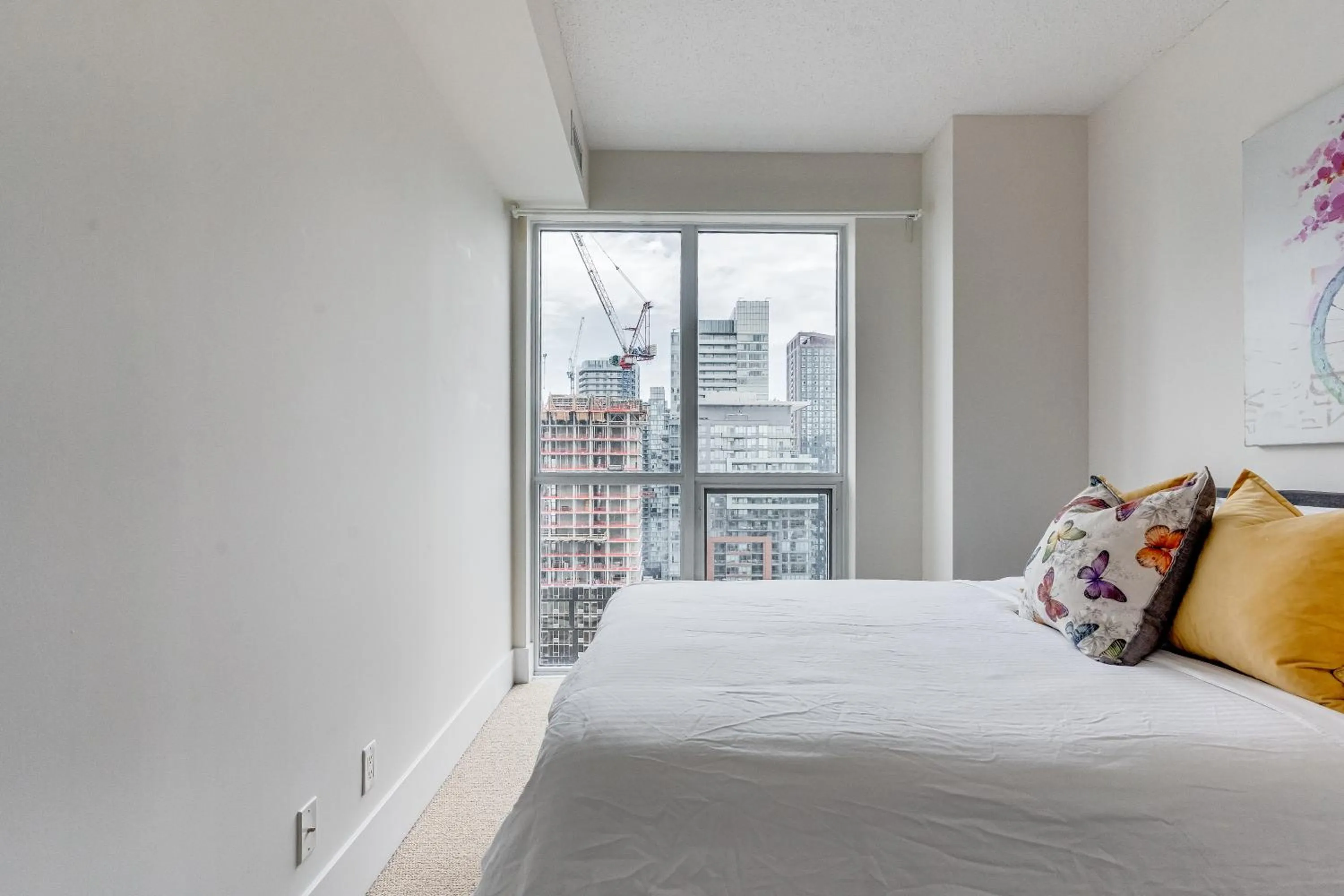 Bed in GLOBALSTAY Modern Downtown Apartment