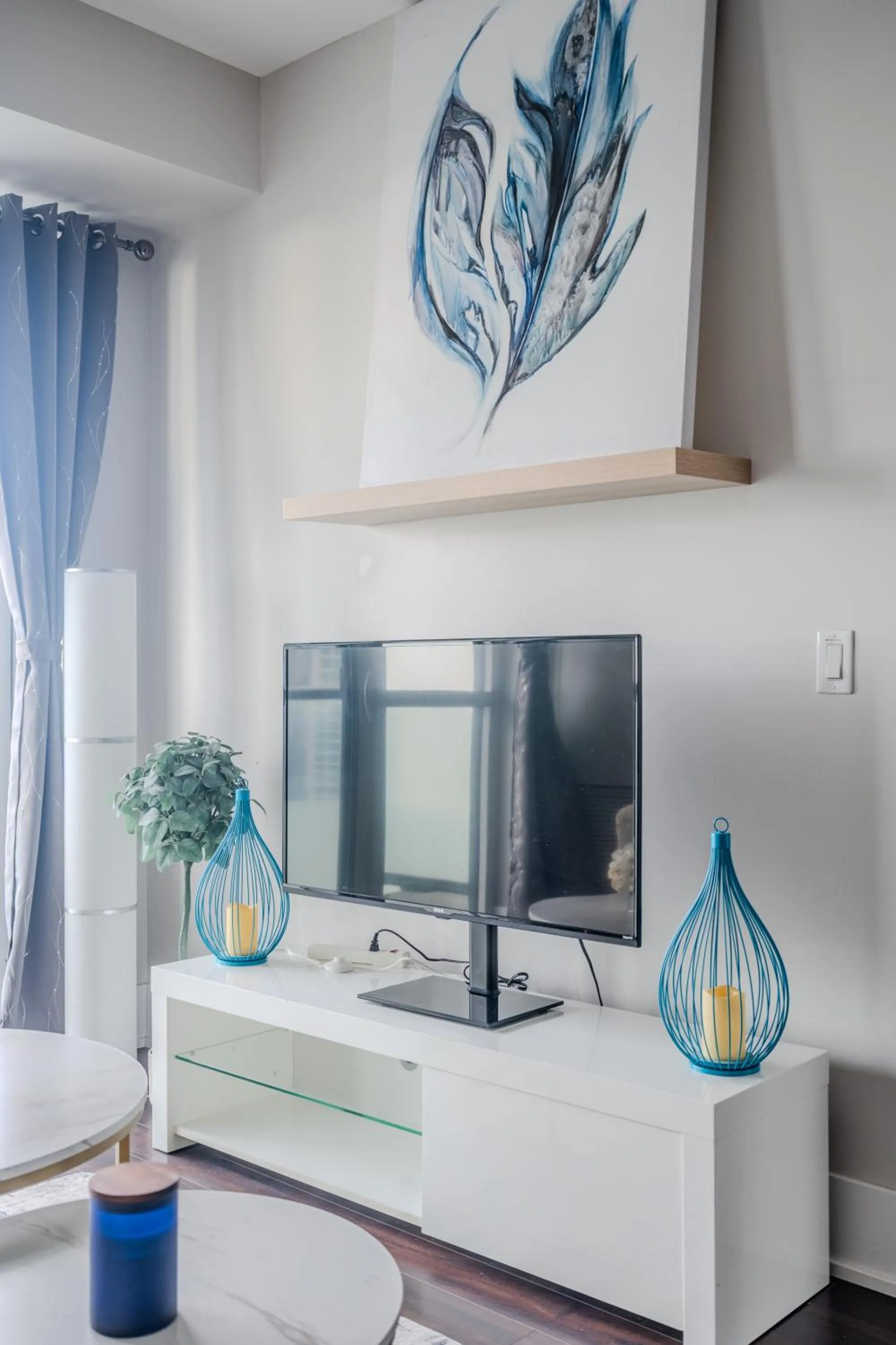 TV and multimedia in GLOBALSTAY Modern Downtown Apartment