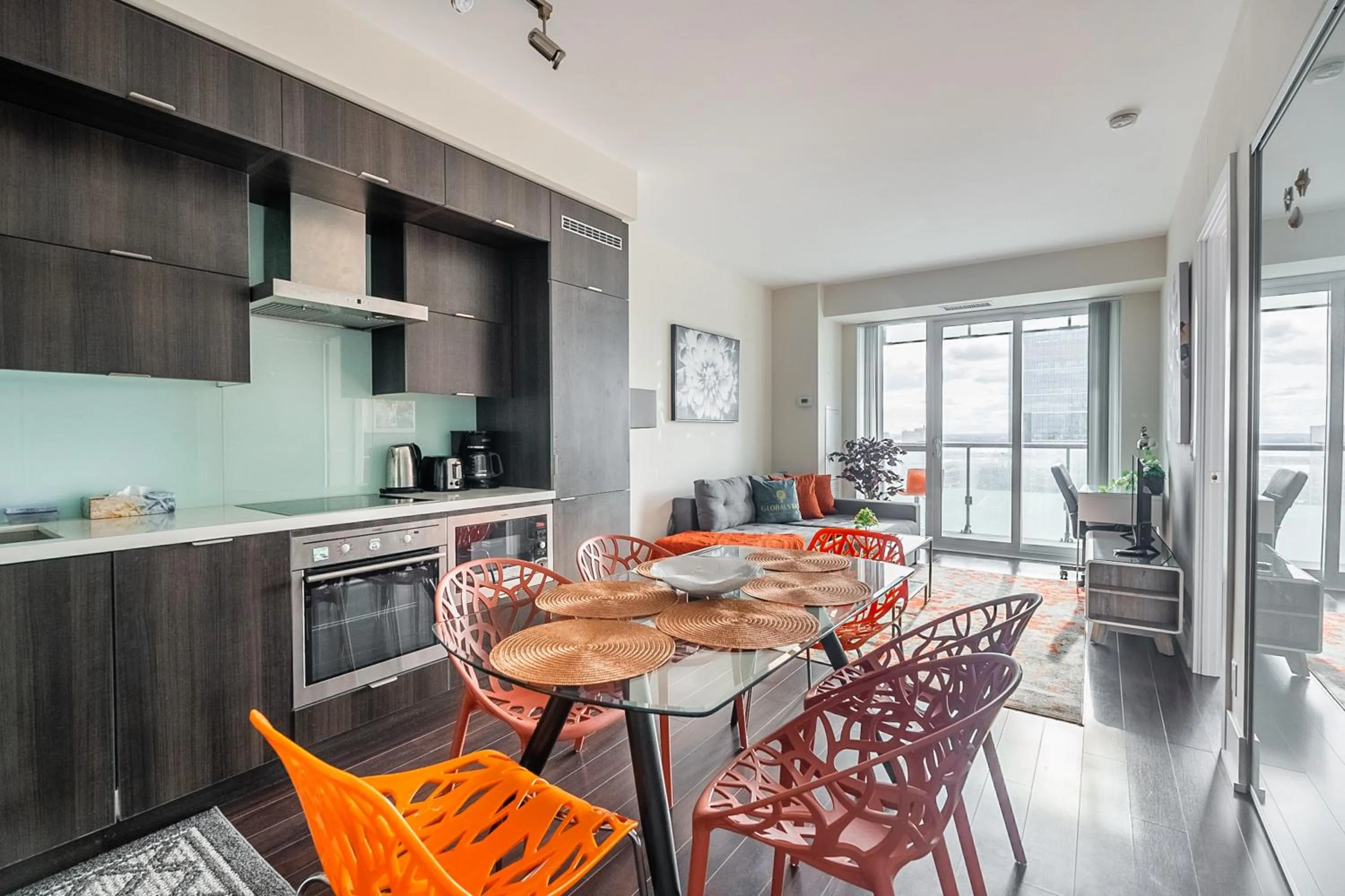 Kitchen or kitchenette in GLOBALSTAY Modern Downtown Apartment