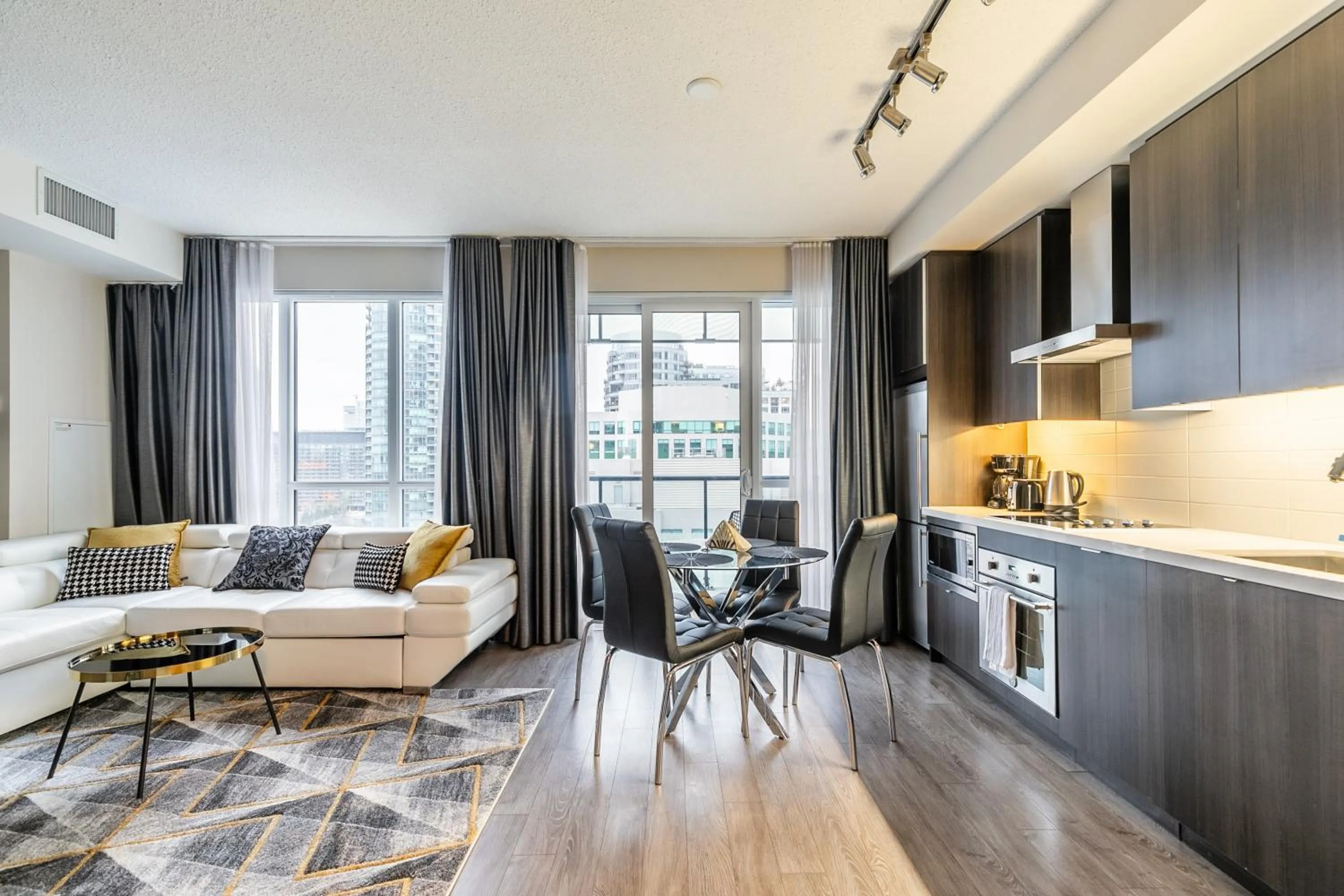 Kitchen or kitchenette in GLOBALSTAY Modern Downtown Apartment