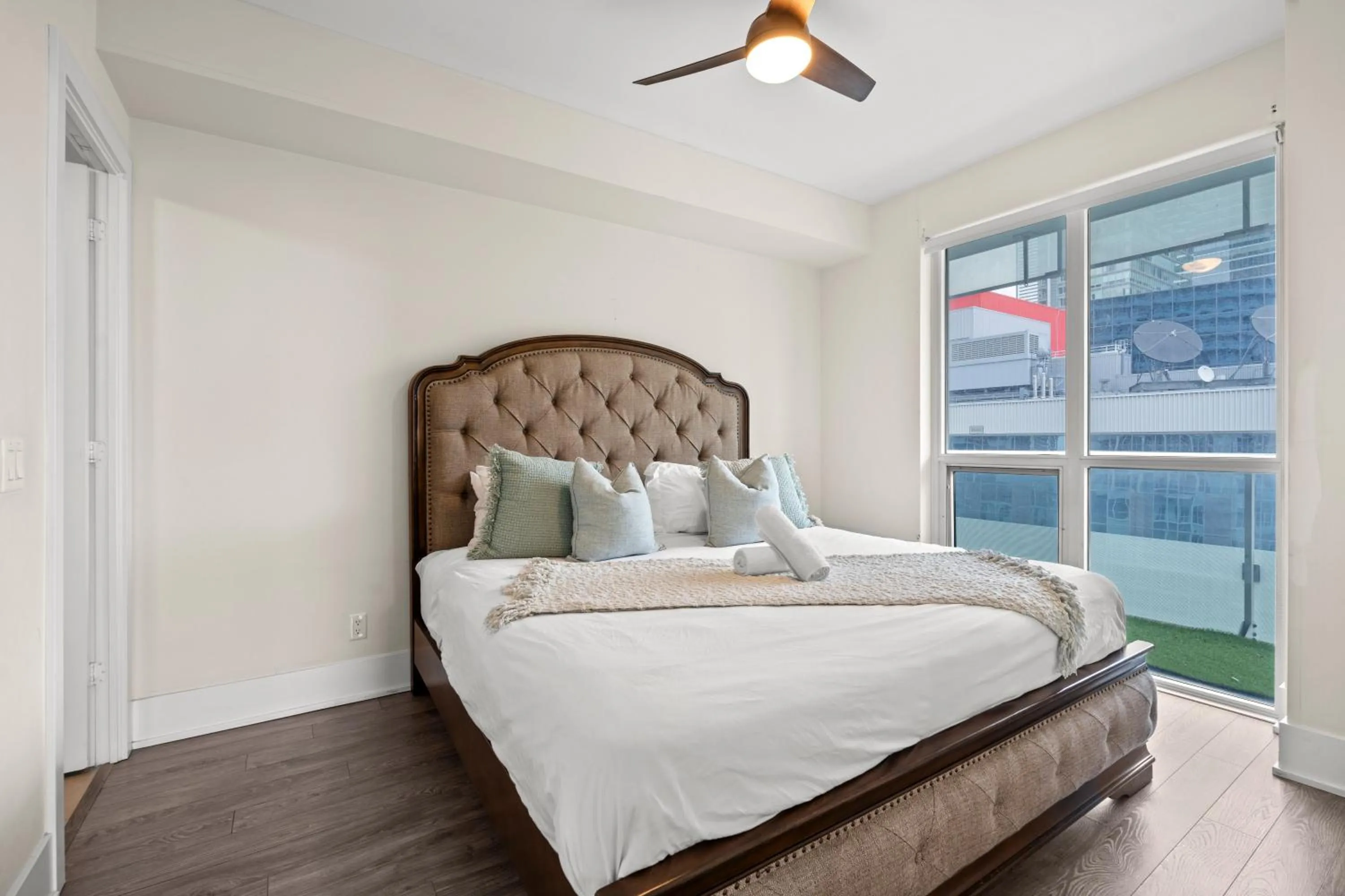 Bed in GLOBALSTAY Modern Downtown Apartment