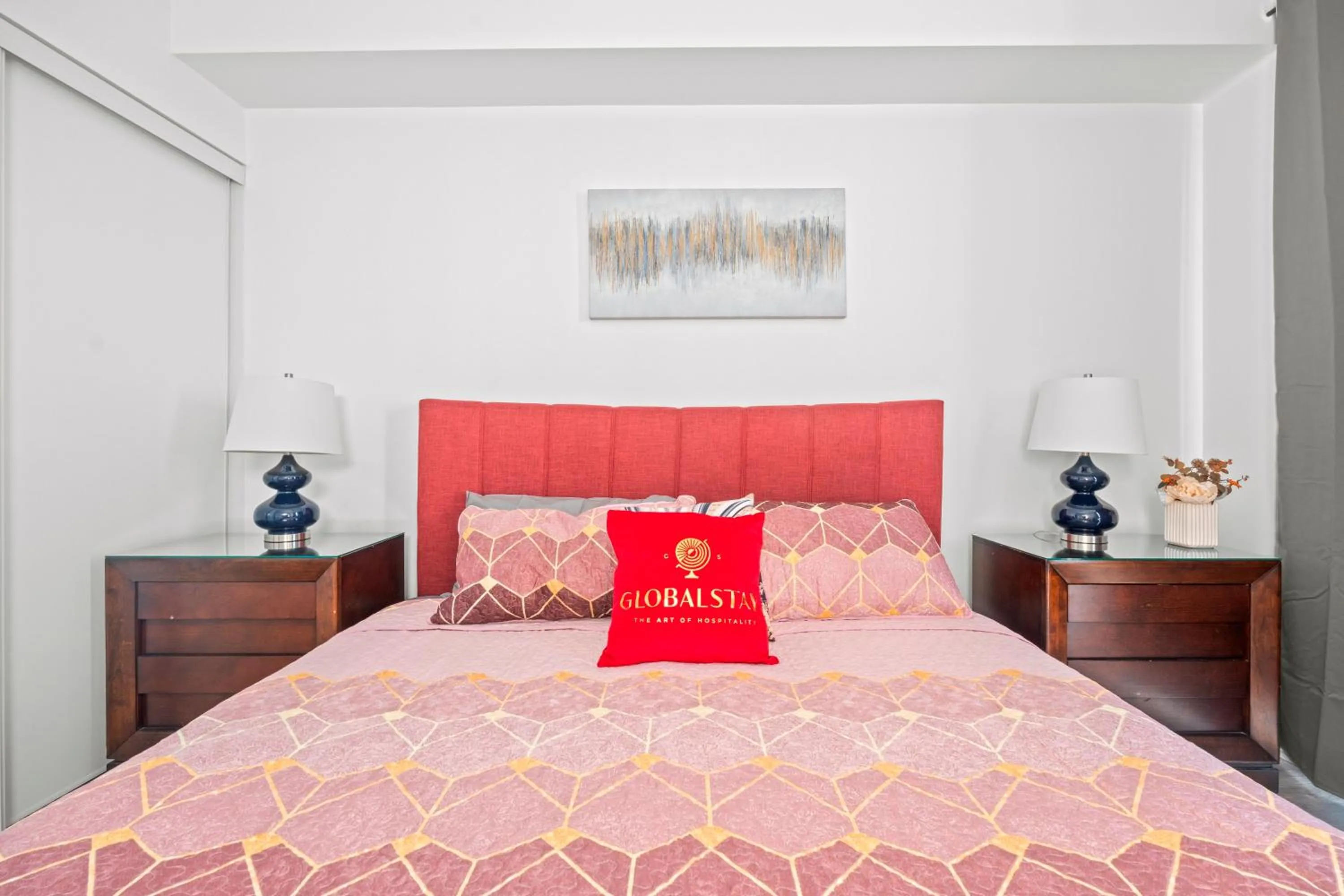 Bed in GLOBALSTAY Modern Downtown Apartment